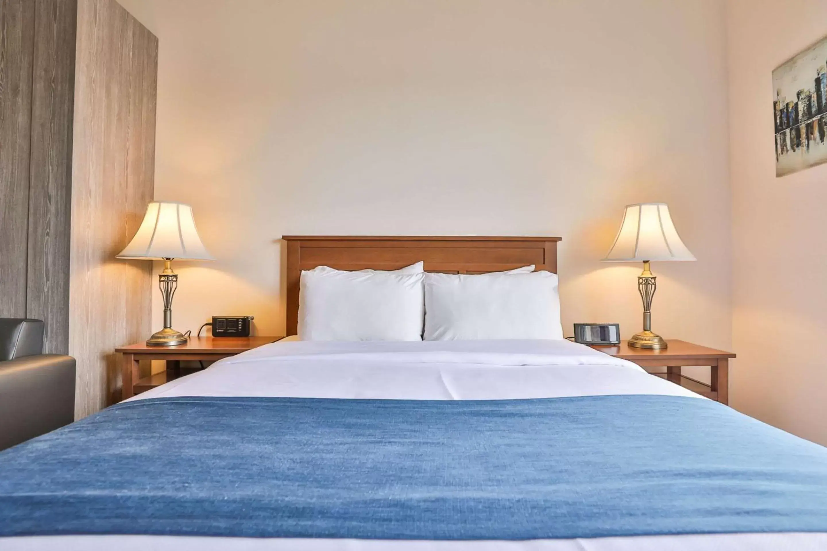 Double Room with Sofa Bed and Mobility Access - Non-Smoking in Comfort Inn & Suites Double Room with Sofa Bed and Mobility Access - Non-Smoking in Comfort Inn & Suites