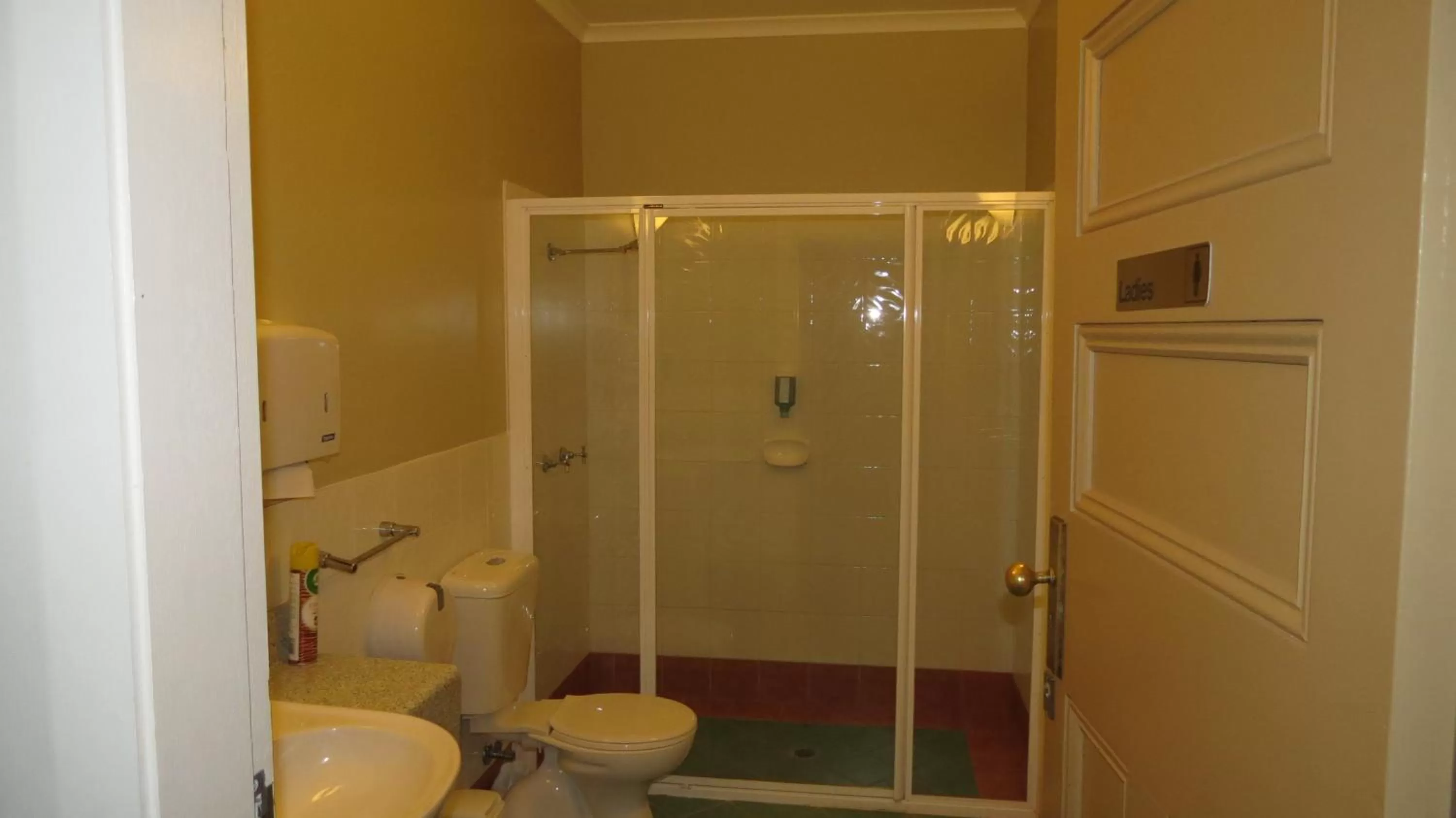 Queen Room with Shared Bathroom in Hermitage Hill Country Retreat