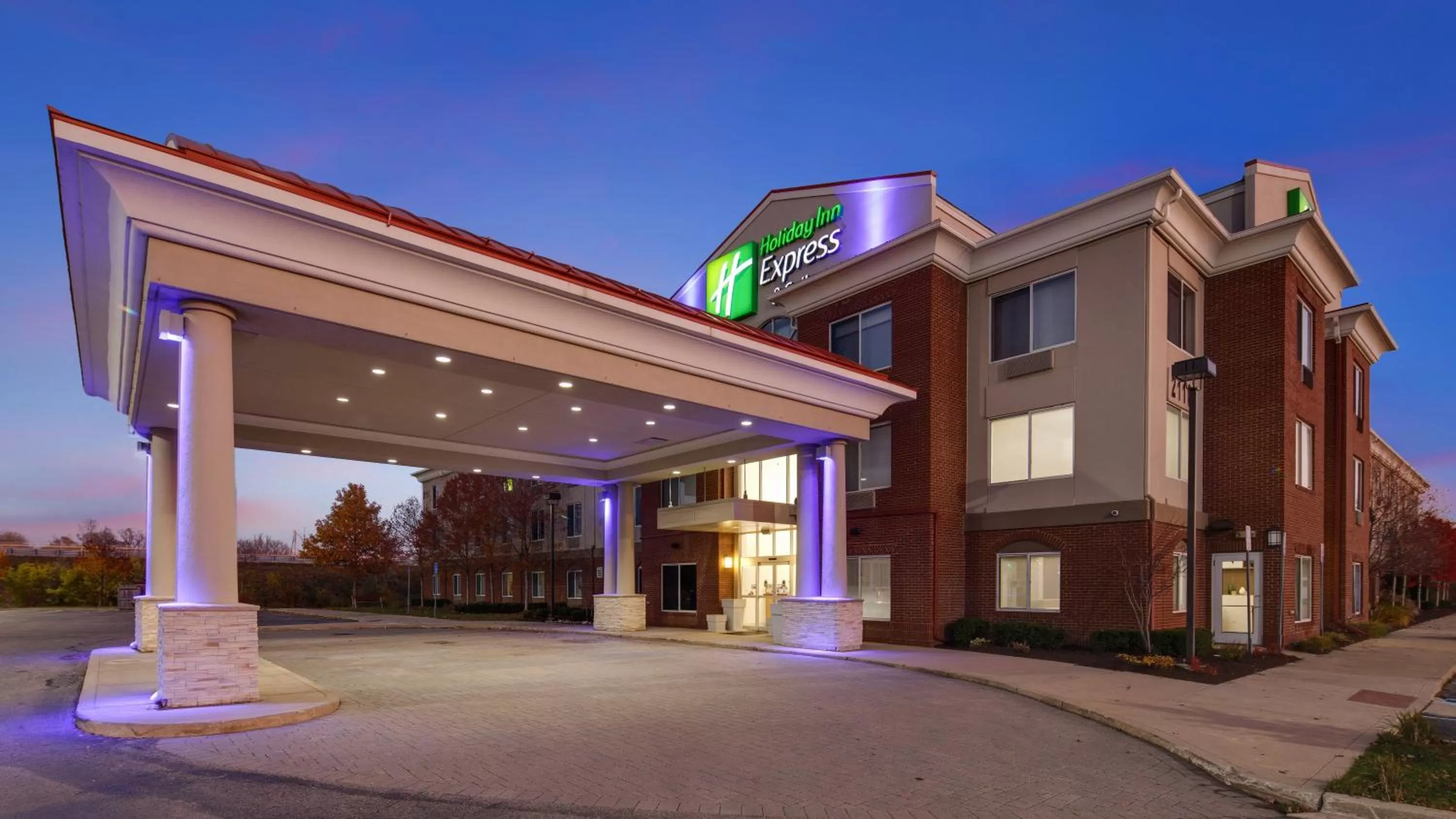 Property building in Holiday Inn Express & Suites Detroit - Farmington Hills by IHG