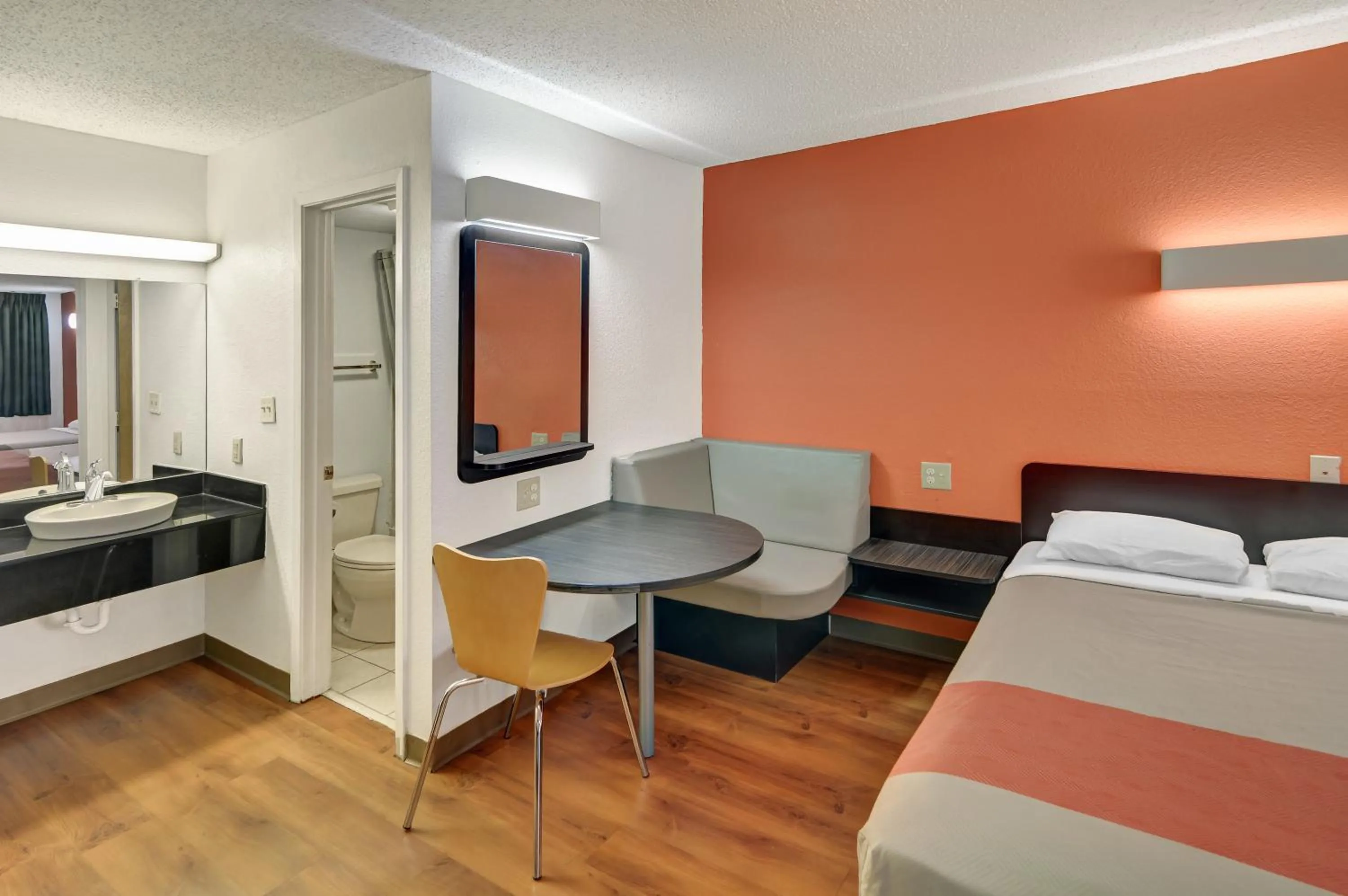 Bedroom, Bed in Motel 6-Lindale, TX