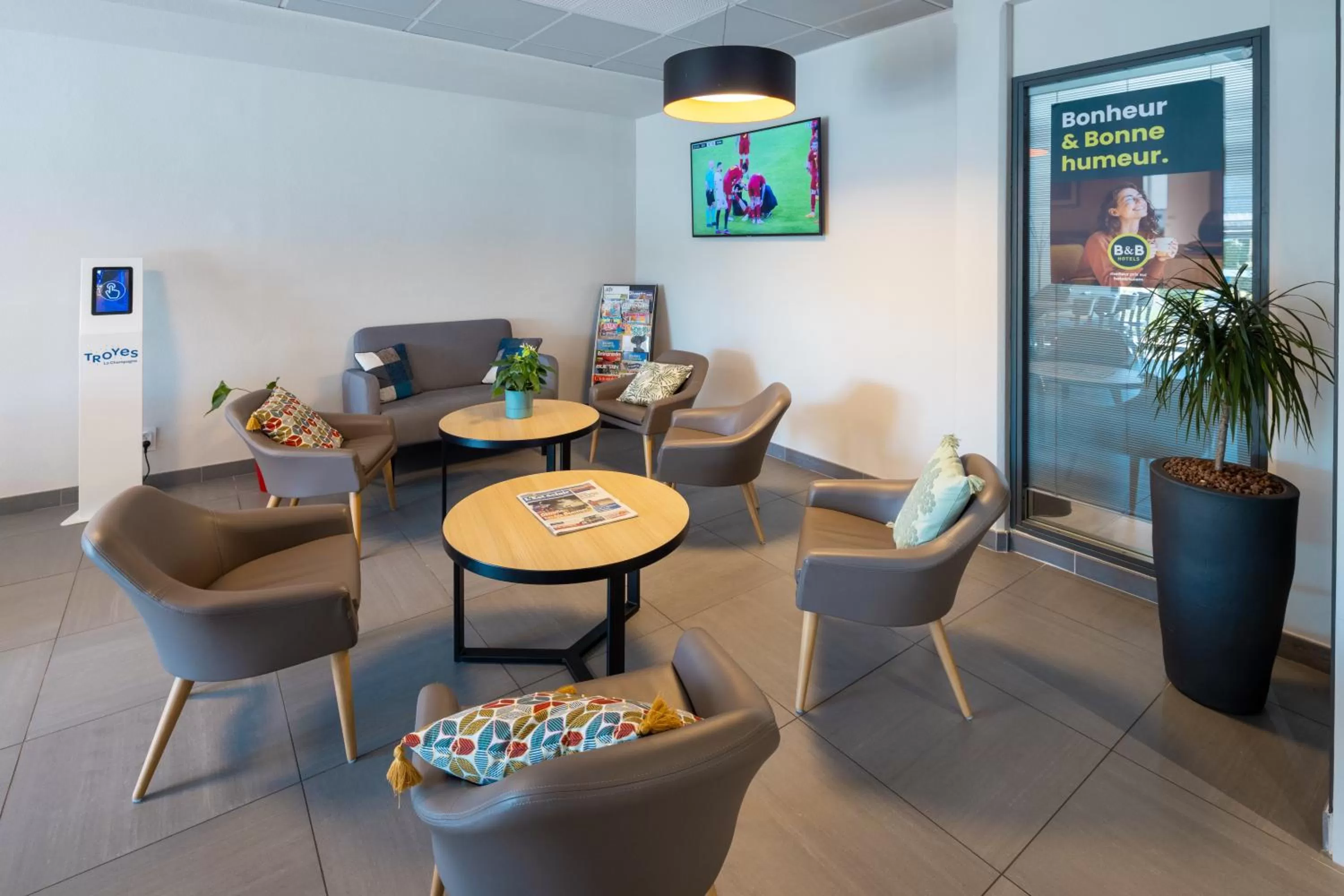 Living room in B&B HOTEL Troyes Magasins d'usine