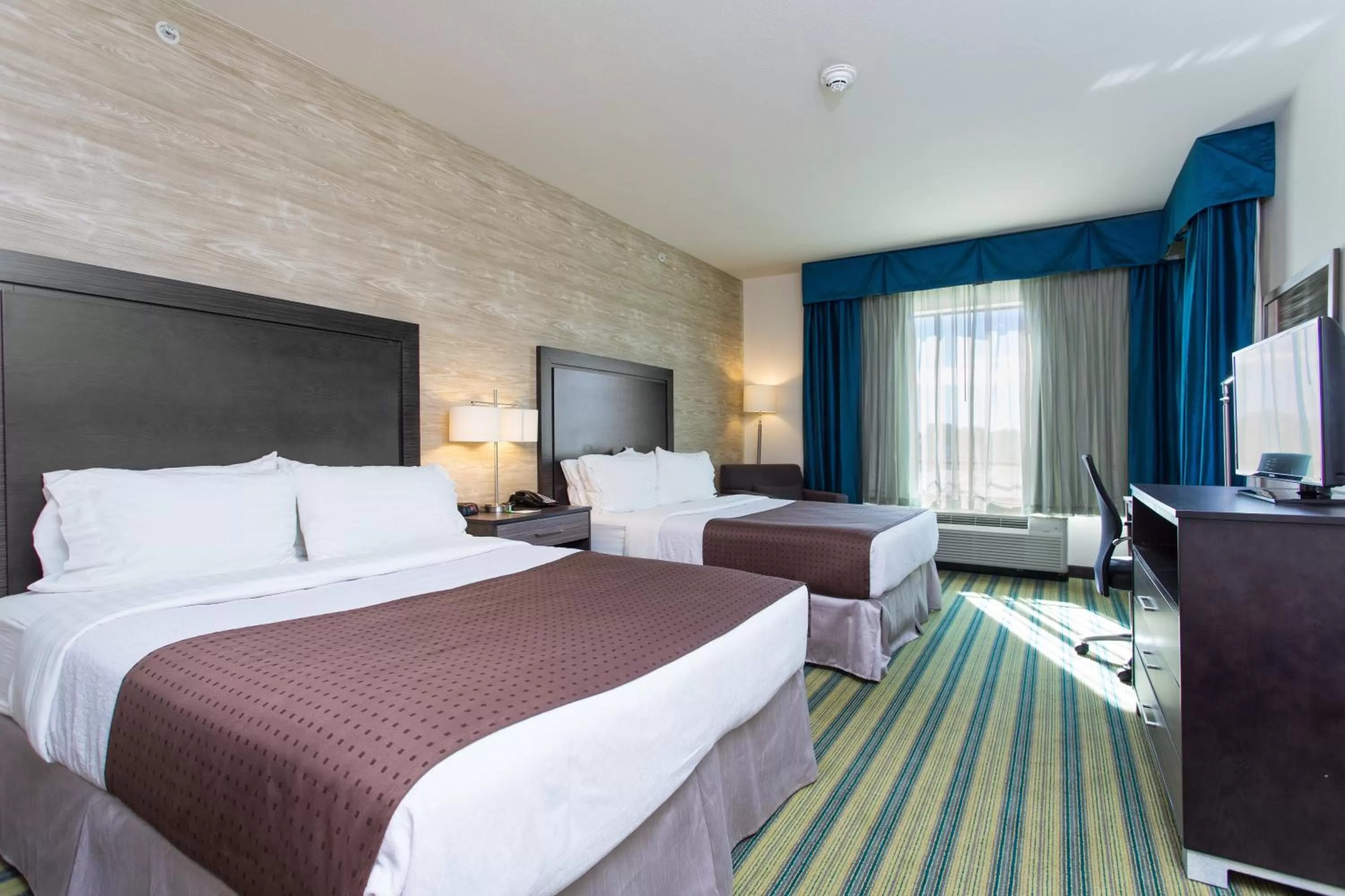 Photo of the whole room, Bed in Holiday Inn Texarkana Arkansas Convention Center by IHG
