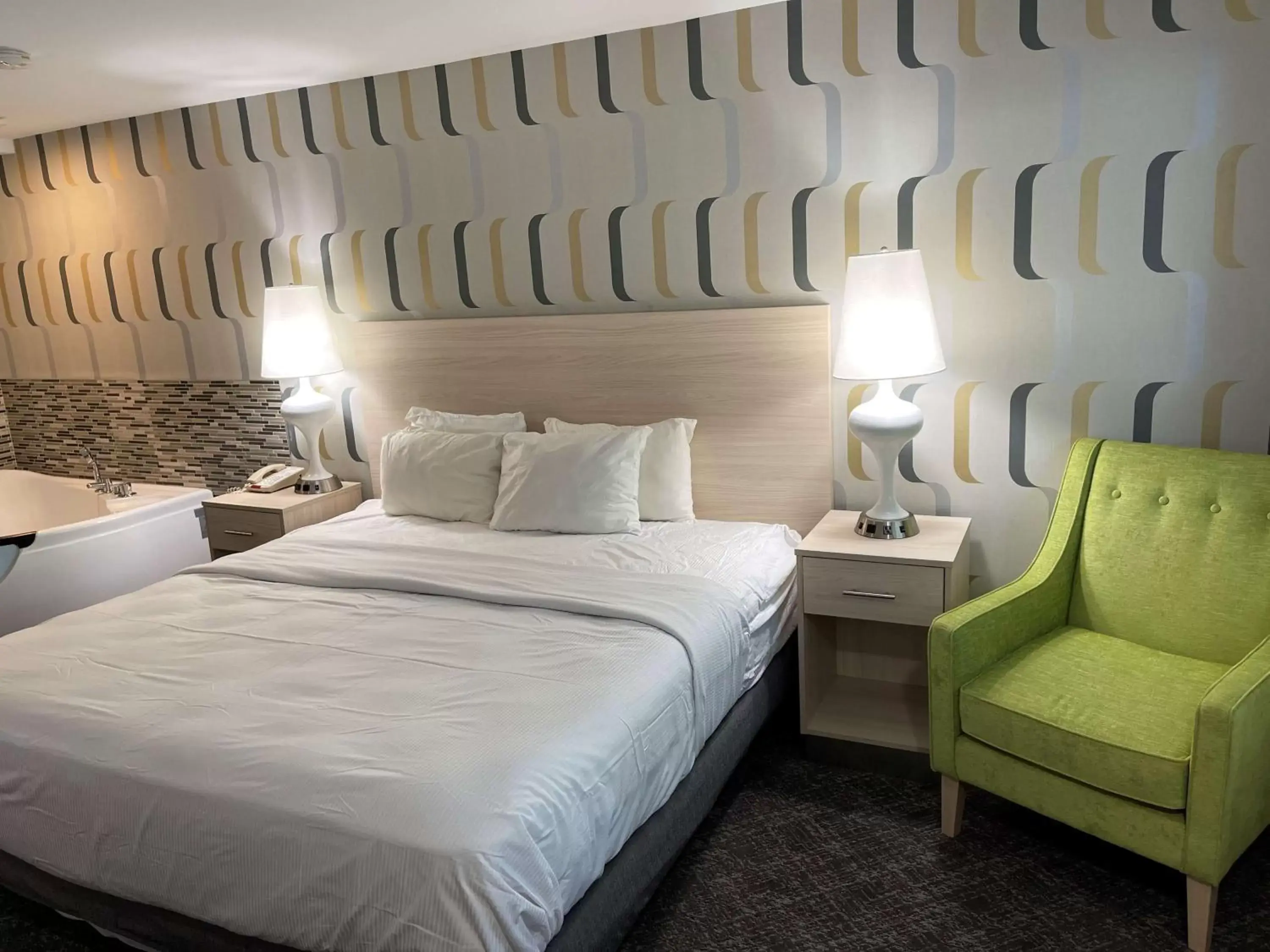 King Room with Jetted Tub (Not Pet-Friendly) in Woodwards White Mountain Resort, BW Signature Collection King Room with Jetted Tub (Not Pet-Friendly) in Woodwards White Mountain Resort, BW Signature Collection