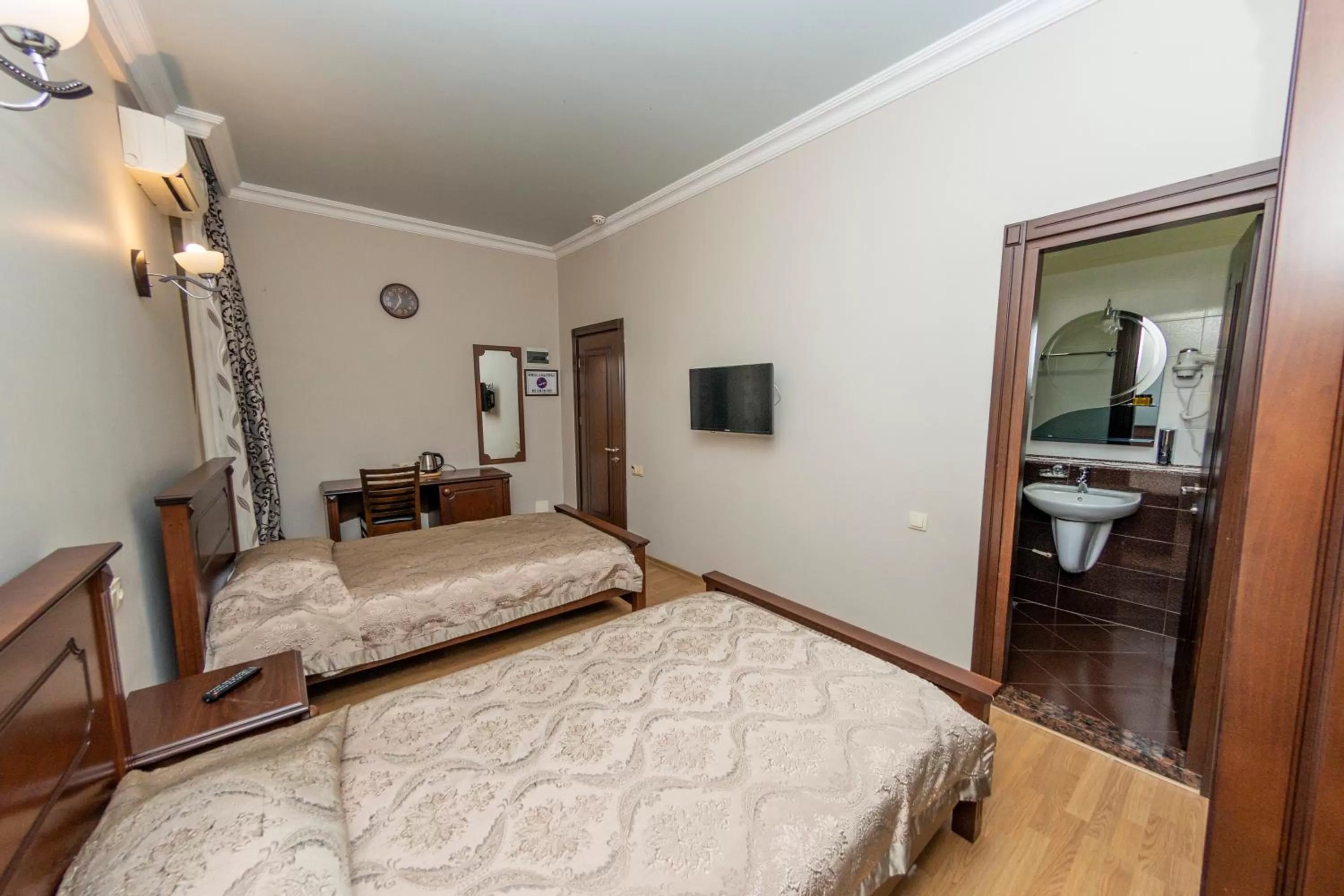 Photo of the whole room, Bed in Eiffel Hotel