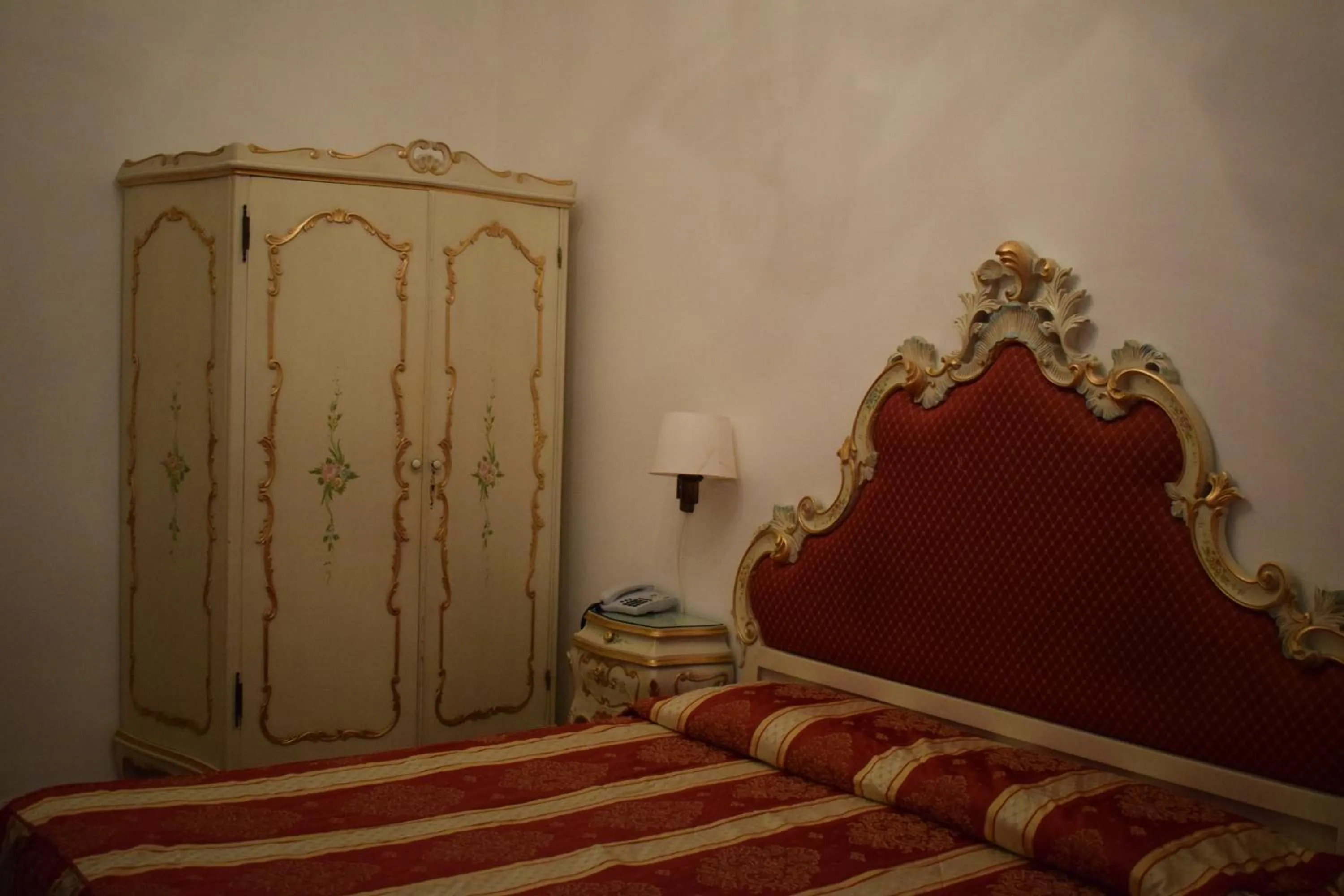 Bed in Albergo Basilea