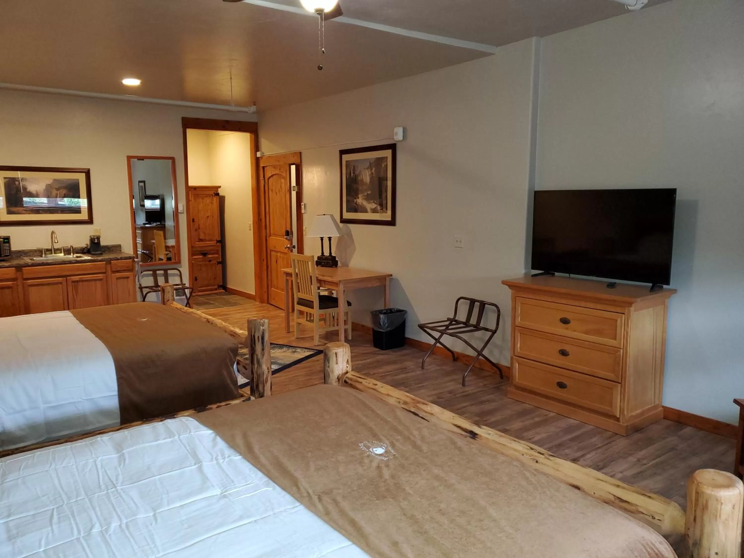 Photo of the whole room, Bed in Buffalo Lodge of Bigfork