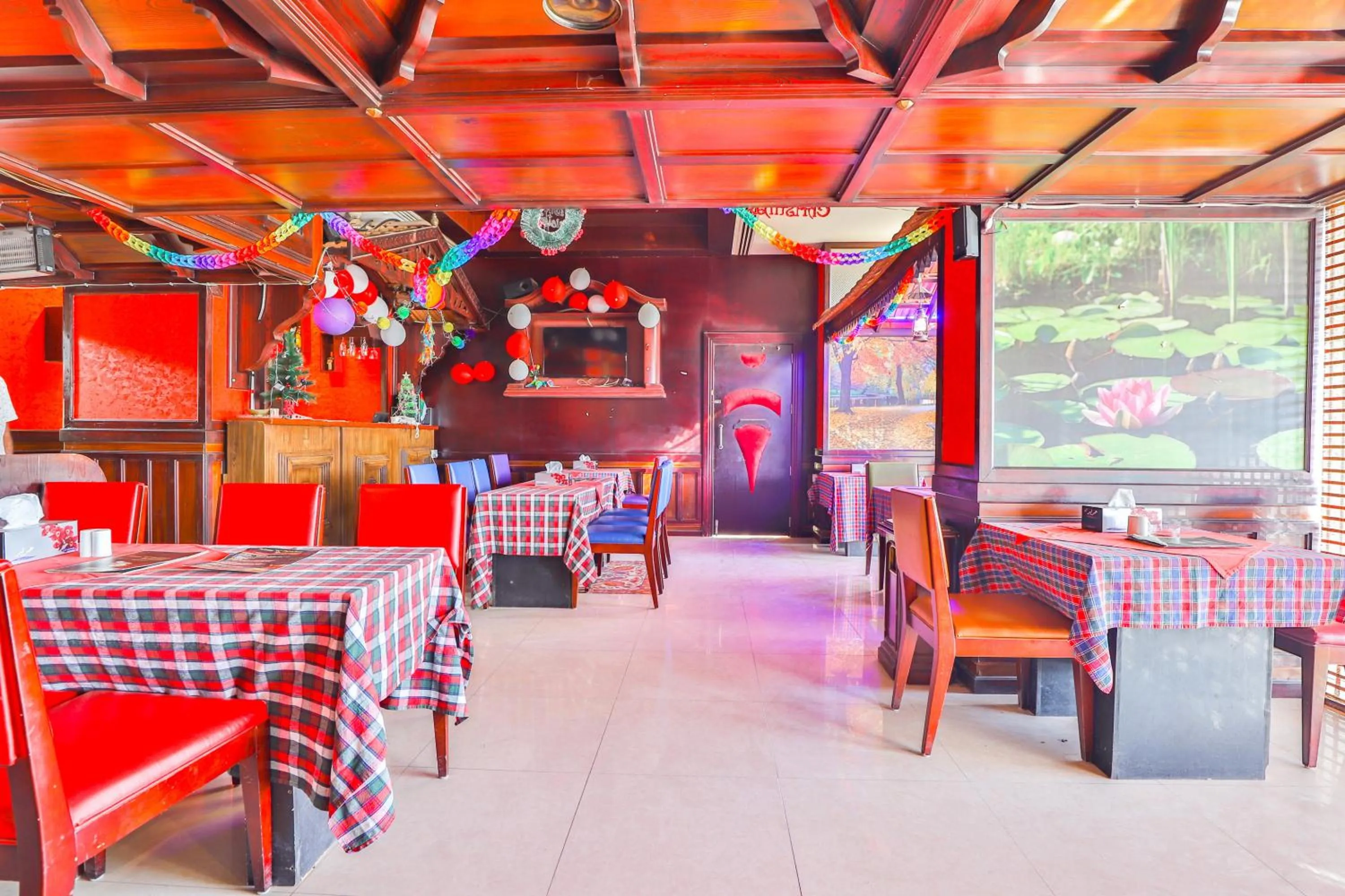 Restaurant/places to eat in Grand PJ Hotel