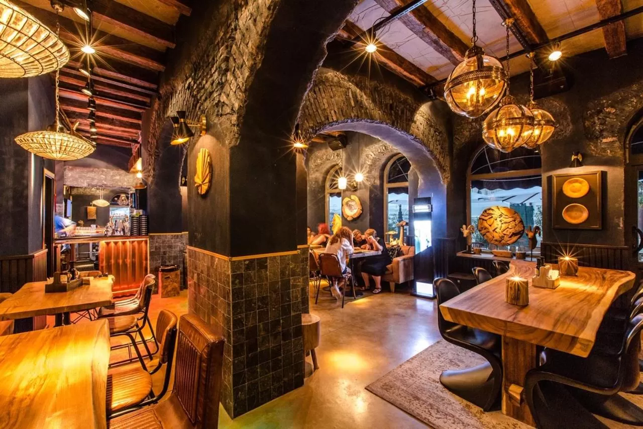 Restaurant/places to eat in ACSA INN