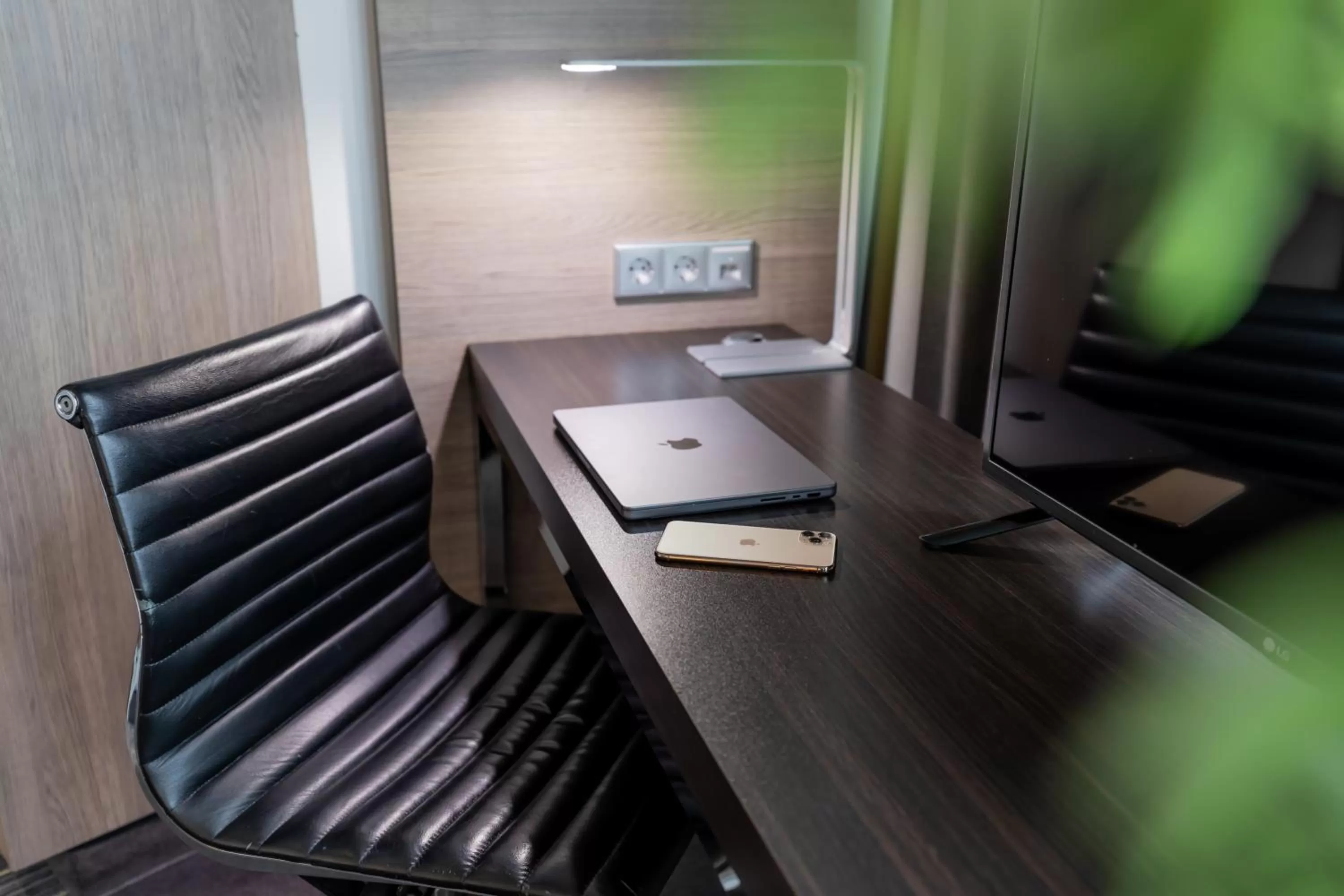 TV and multimedia in Garner Hotel Berlin - Spandau by IHG