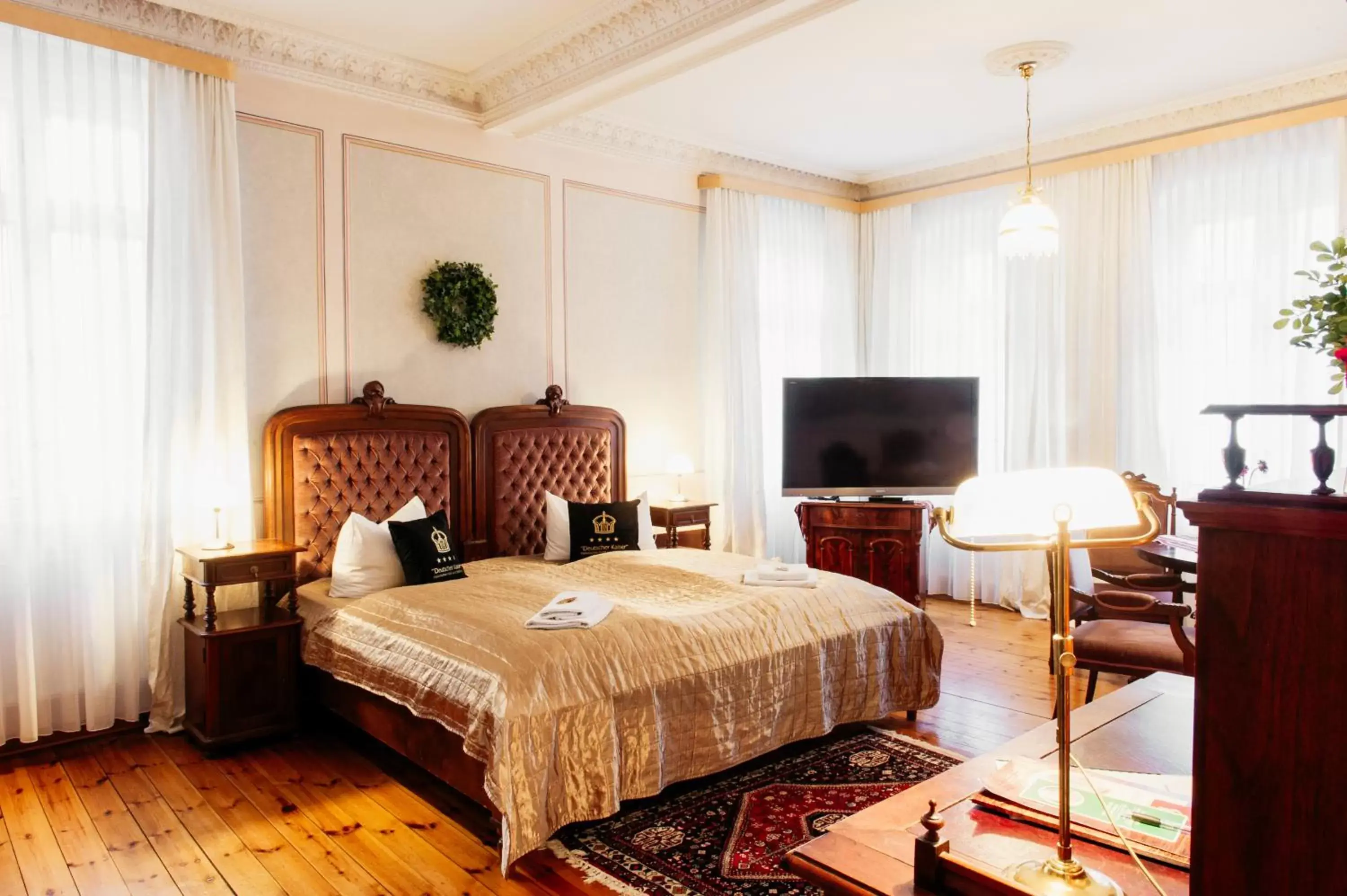 Suite - single occupancy - Historical Building in Hotel & Restaurant "Deutscher Kaiser" Suite - single occupancy - Historical Building in Hotel & Restaurant "Deutscher Kaiser"