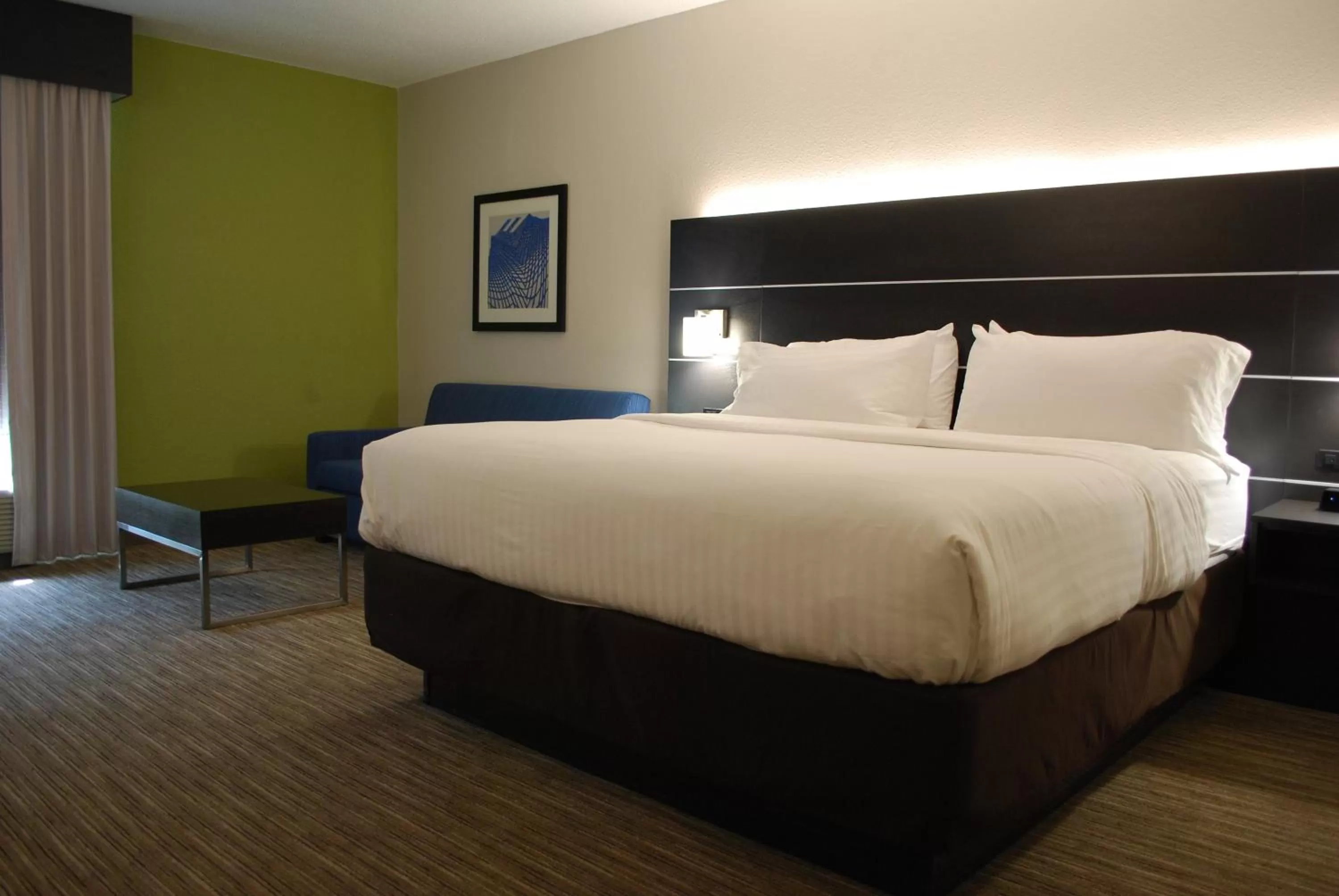 Photo of the whole room, Bed in Holiday Inn Express Hotel & Suites Kingsport-Meadowview I-26 by IHG