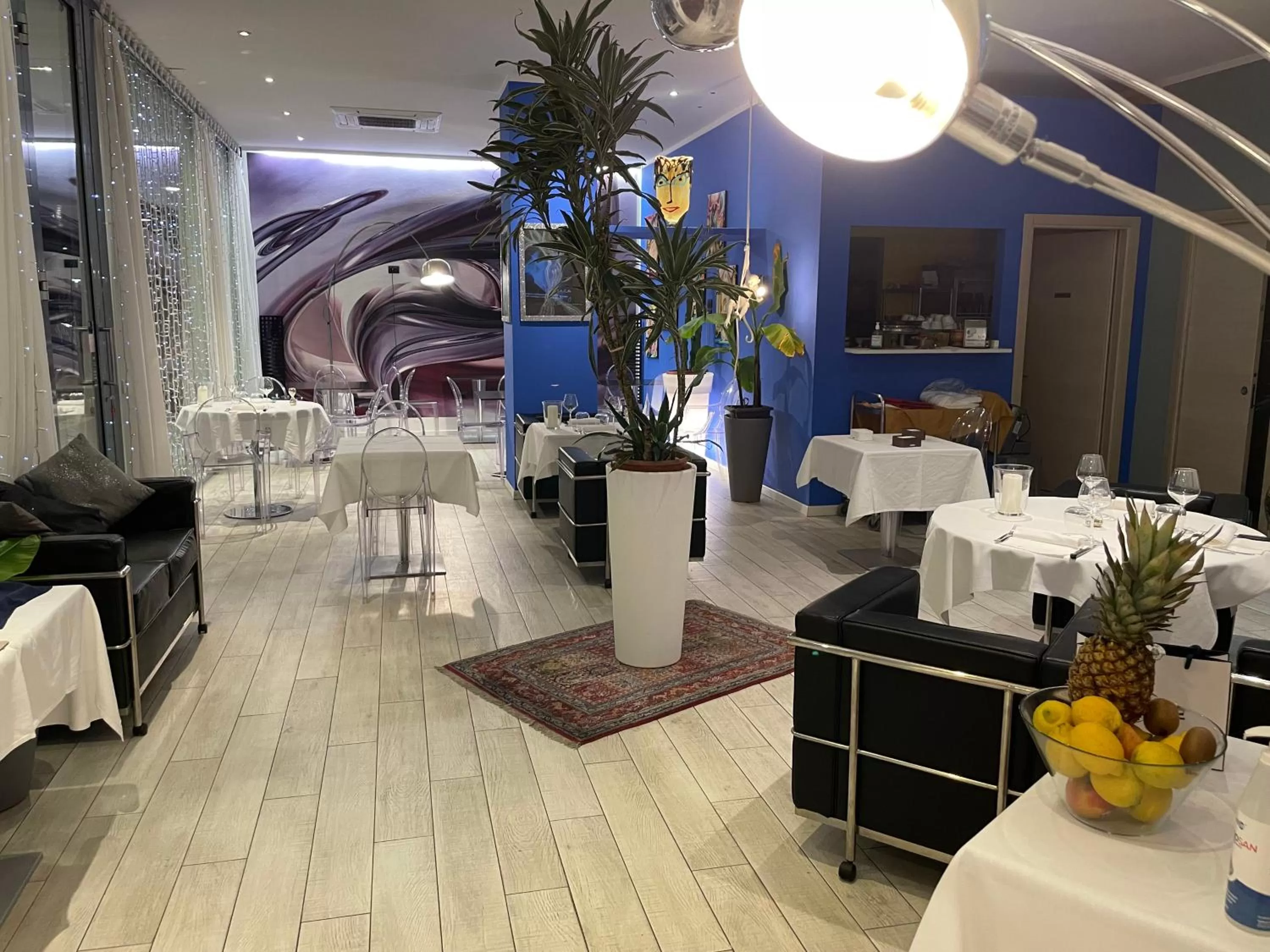 Restaurant/places to eat in Blue Shades Hotel