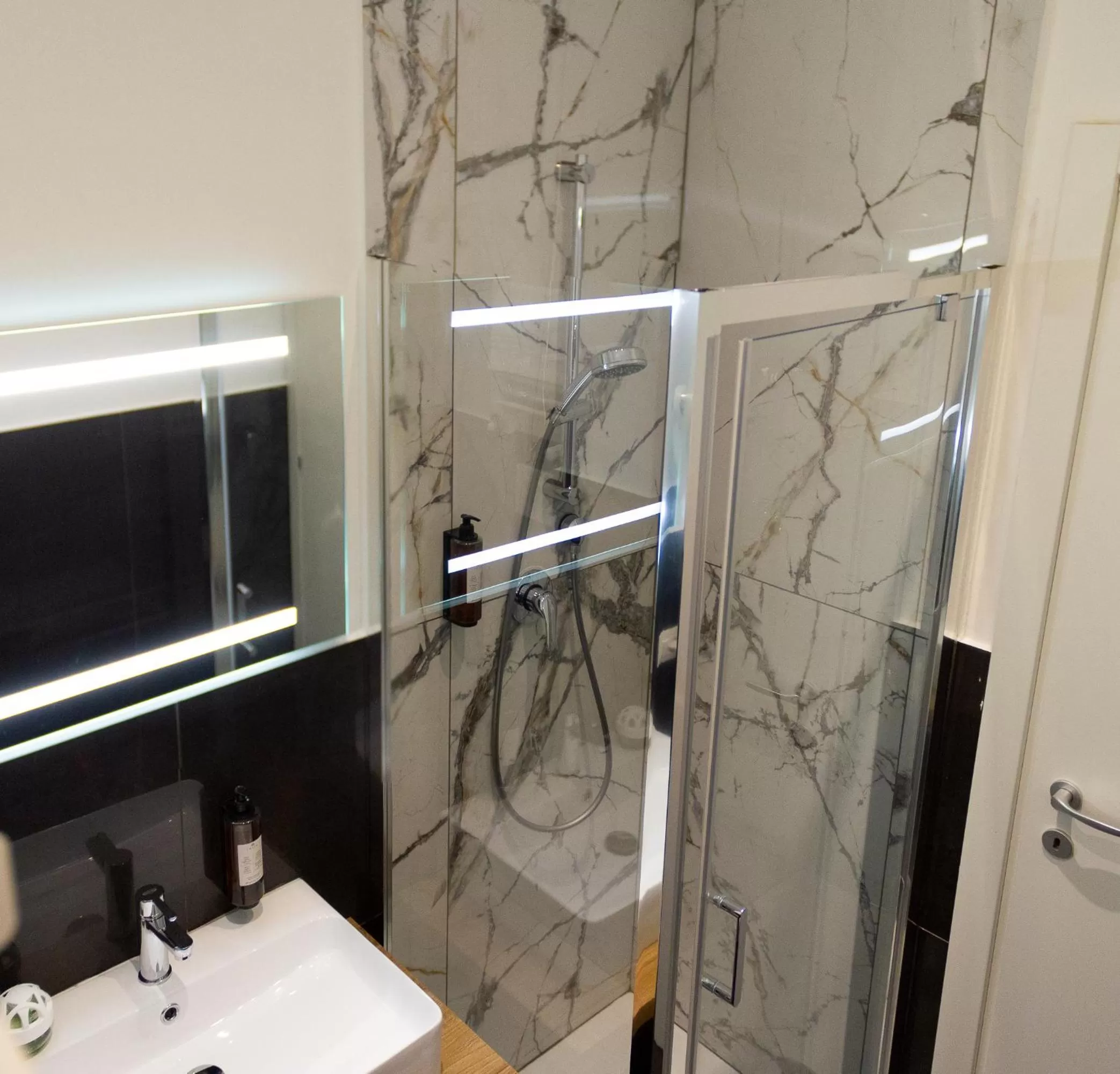 Shower in Michelangelo Vatican Rooms