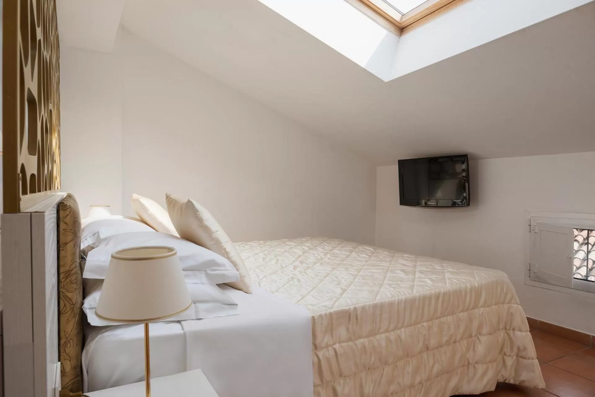 TV and multimedia, Bed in Albergo Rossini 1936