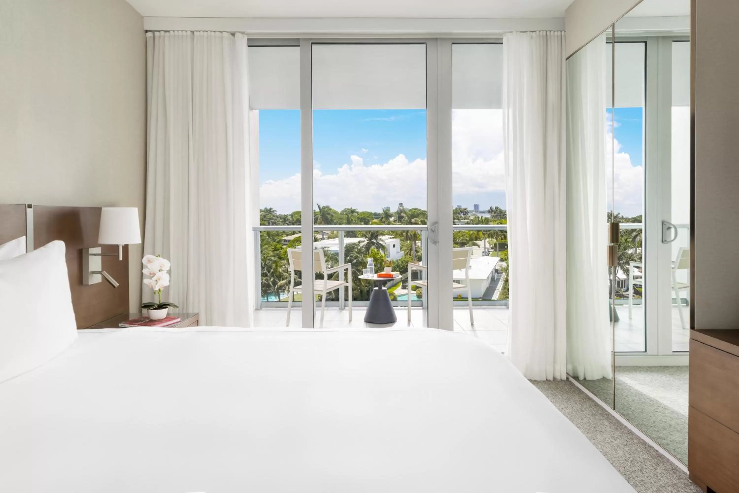 Balcony/Terrace, Bed in The Altair Bay Harbor Hotel