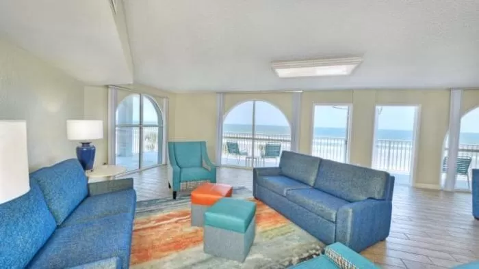 Living room in El Caribe Resort and Conference Center