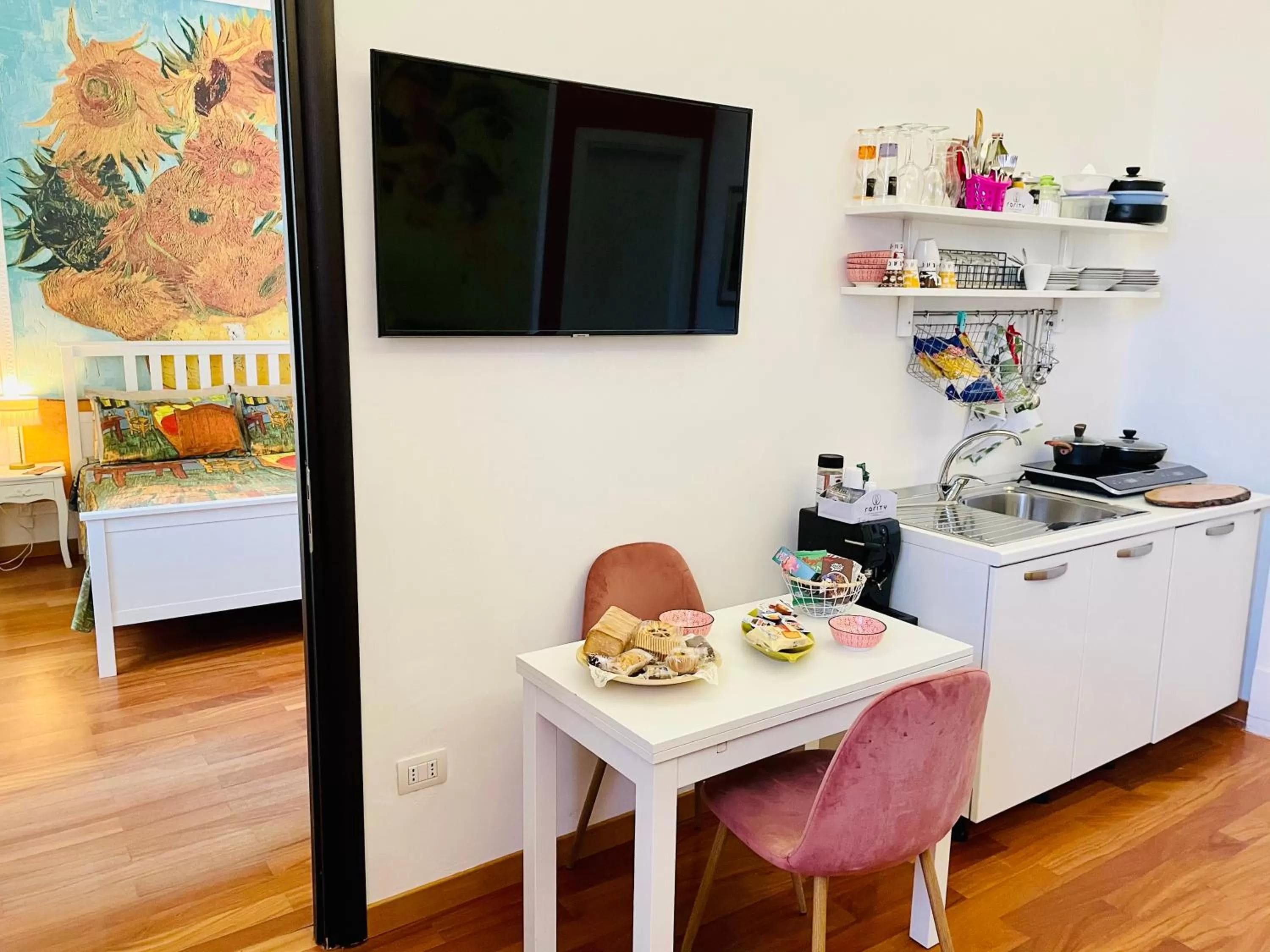 Dining area in RarityArt GuestHouse
