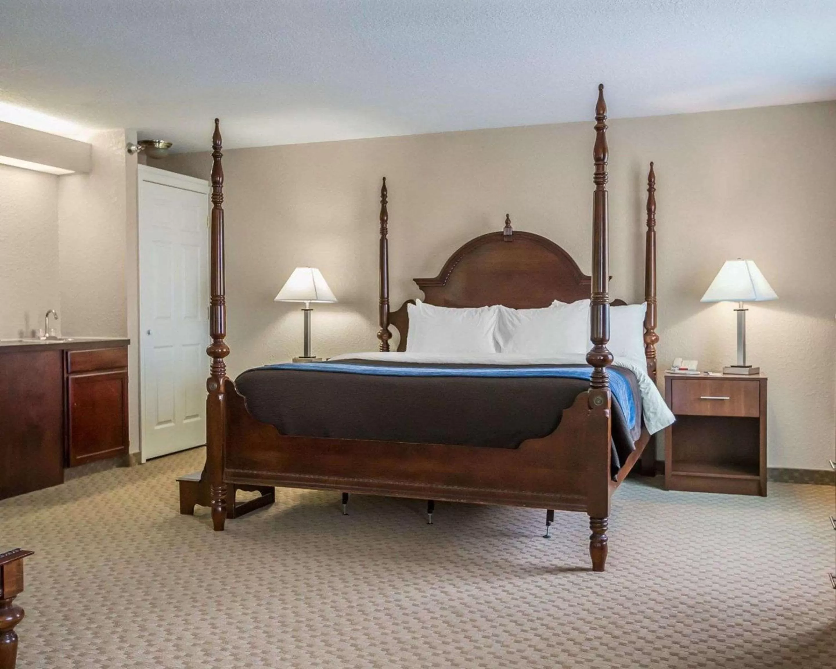 Photo of the whole room, Bed in Quality Inn & Suites Dixon near I-88