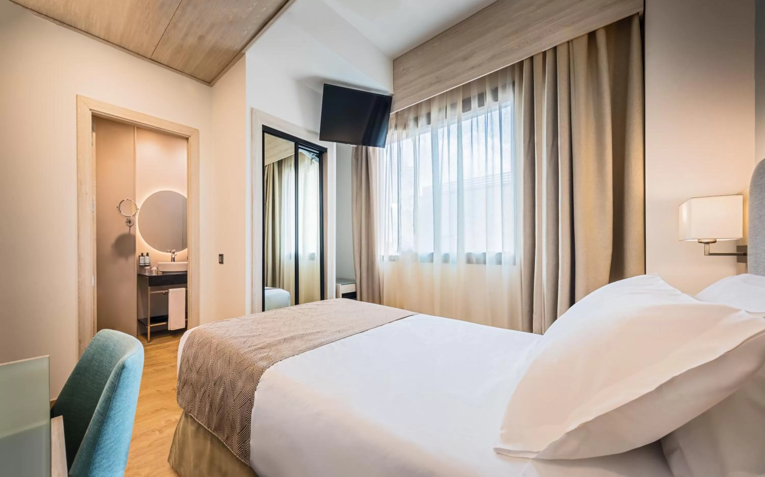 Photo of the whole room, Bed in Occidental Sevilla Viapol