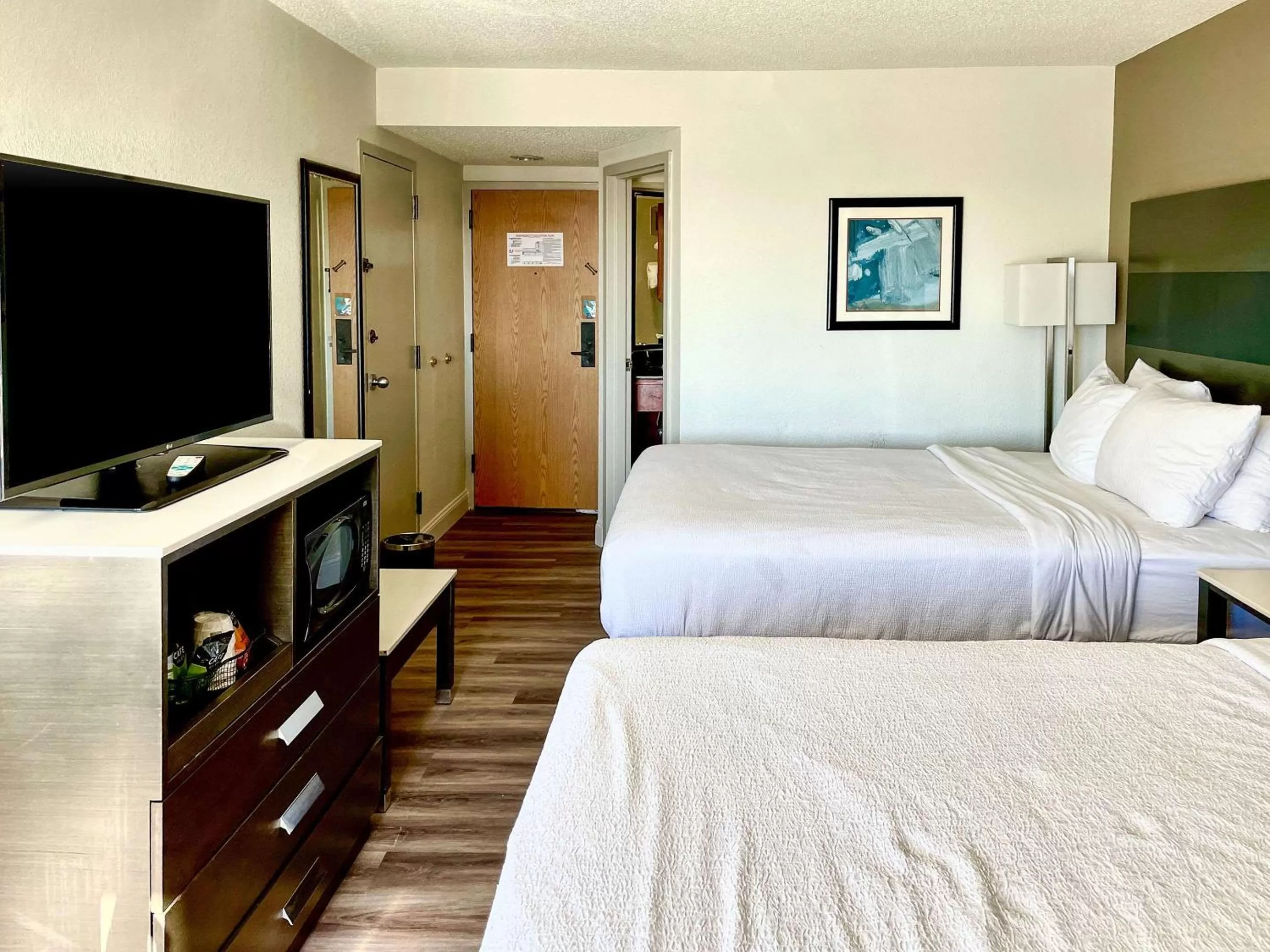 Photo of the whole room in Clarion Pointe near Medical Center