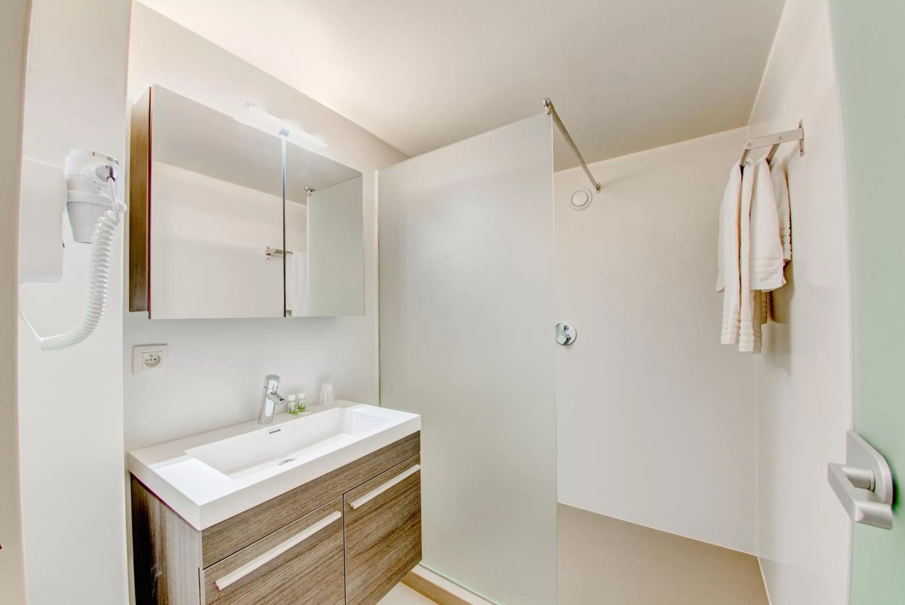 Shower in Arass Hôtel & Business Flats