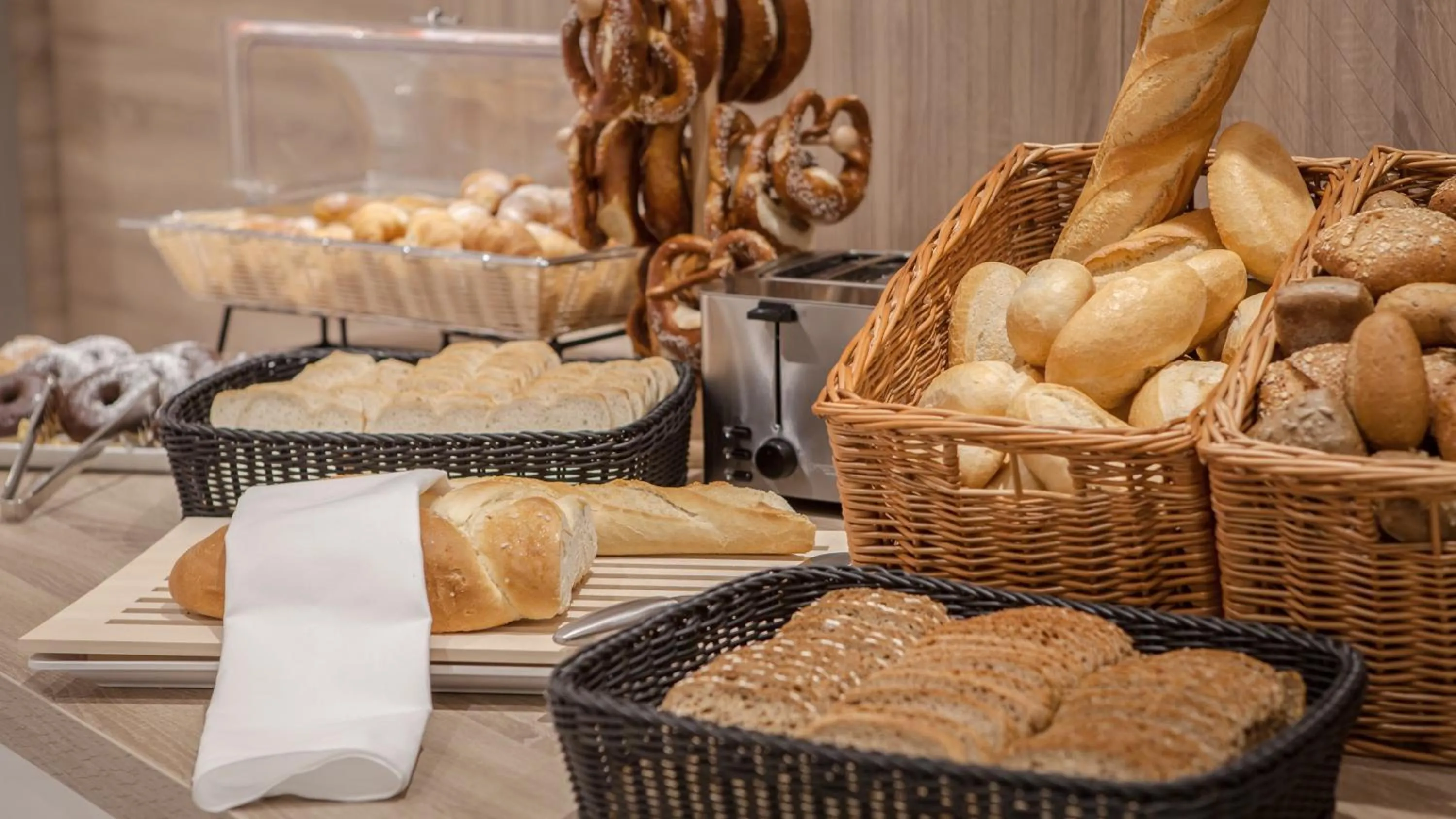 Restaurant/places to eat, Food in Holiday Inn Munich - City East, an IHG Hotel