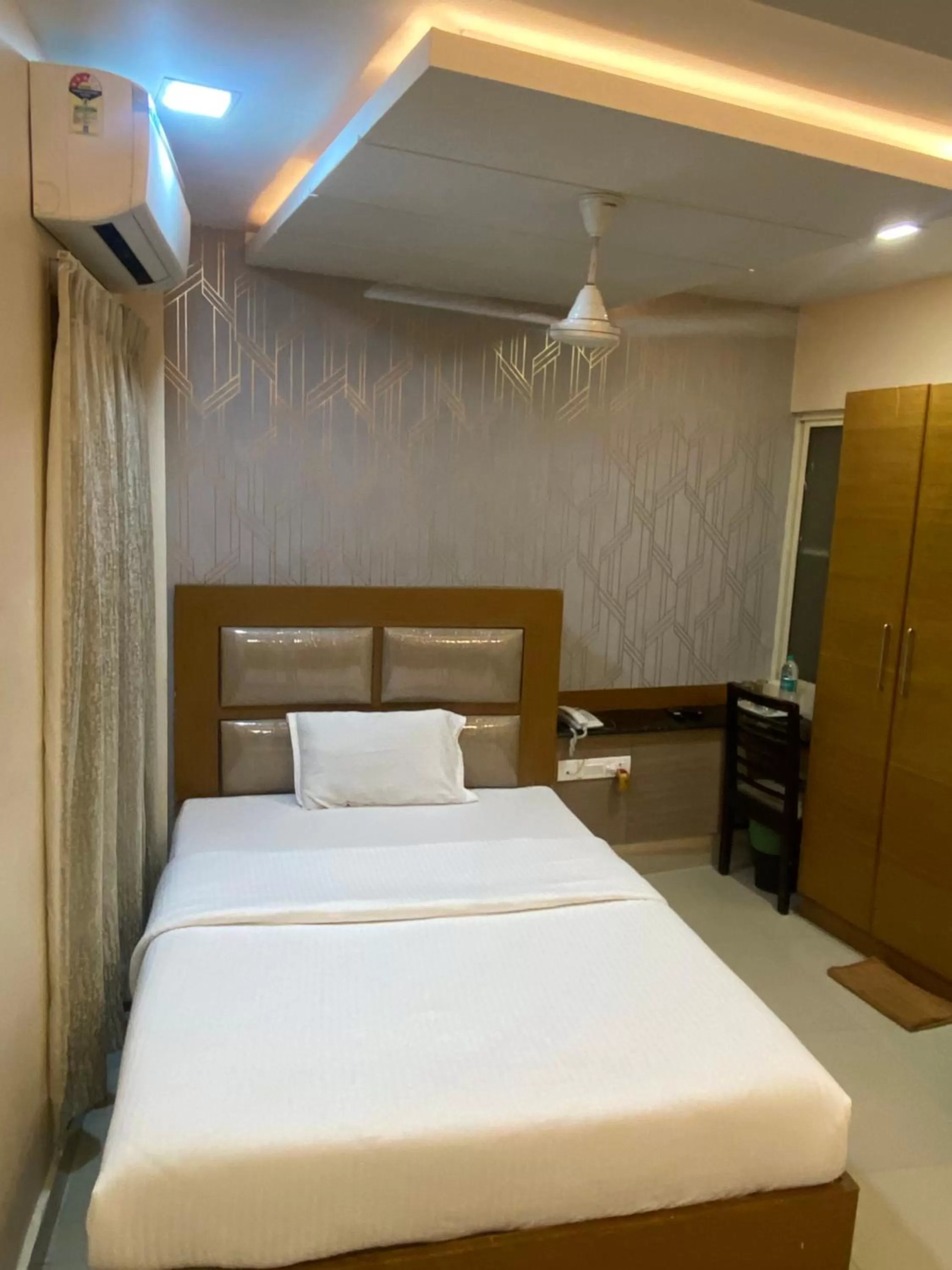 Bed in Greens Suite - Business Class Hotel - Opposite Ripon Building