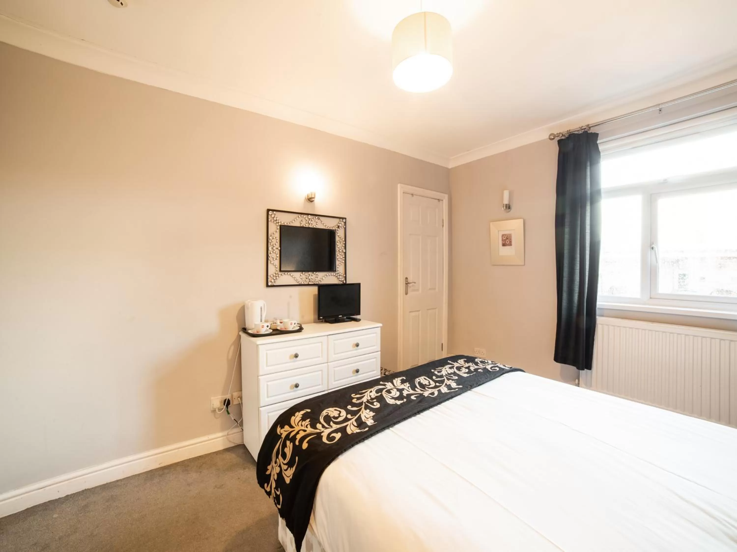 Photo of the whole room in The Traxx Hotel