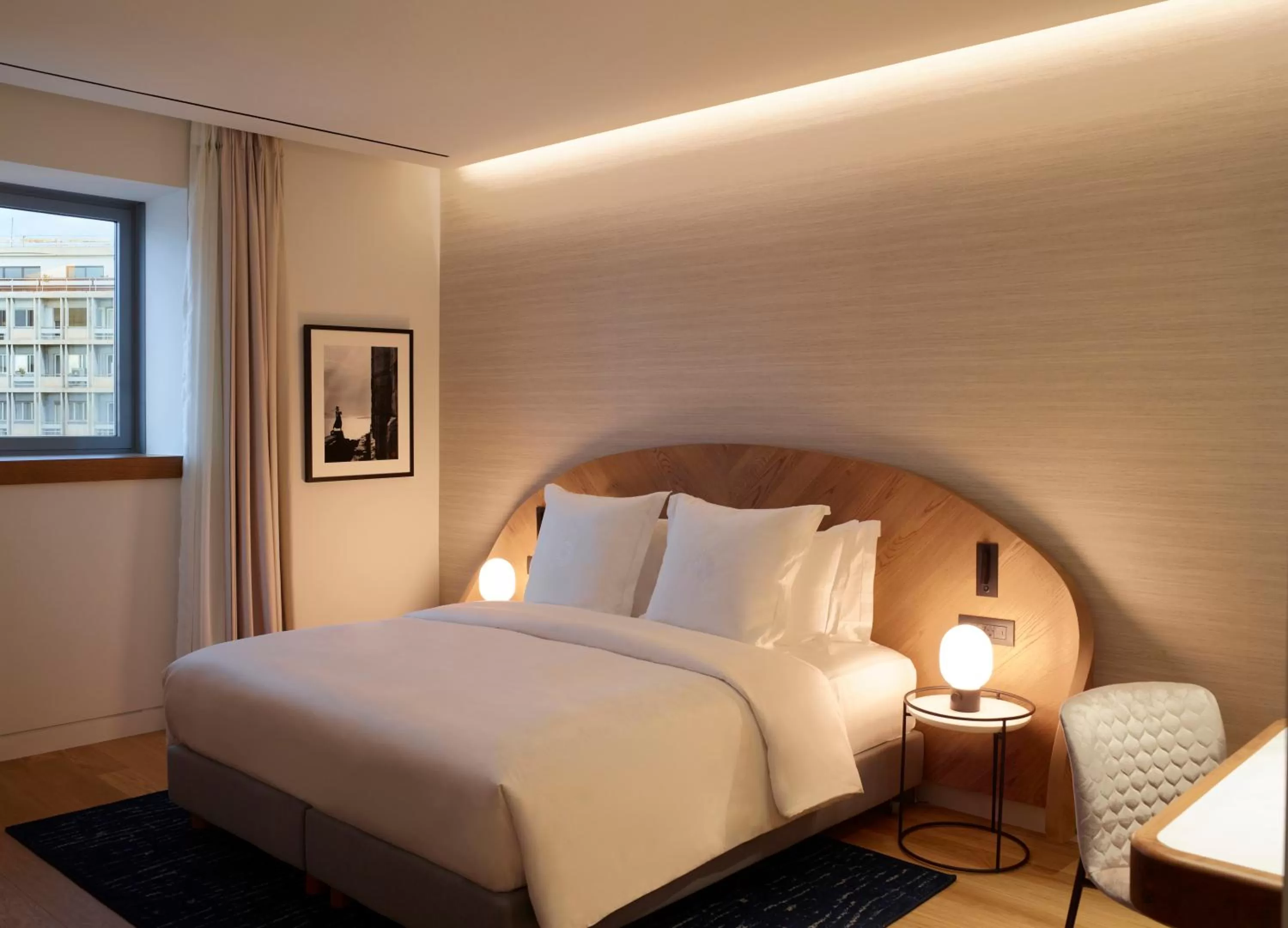 Bedroom, Bed in xenodocheio Milos