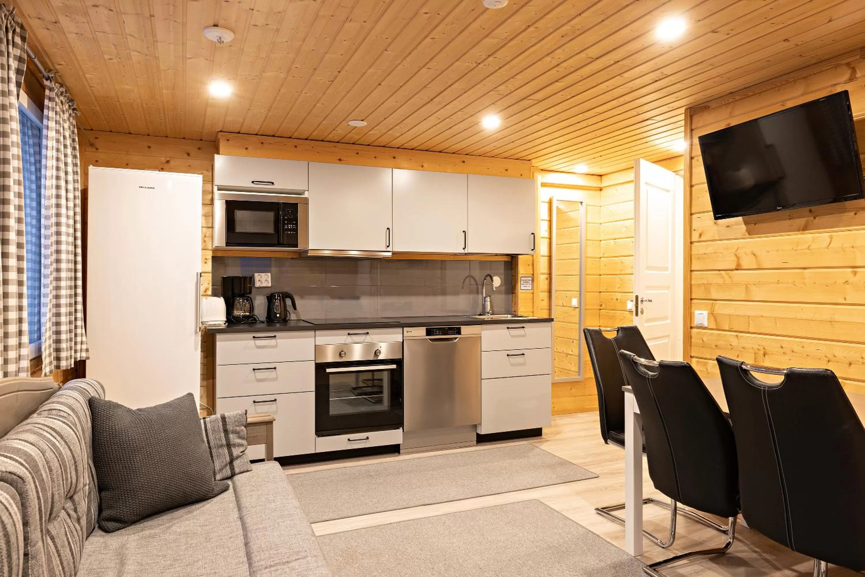 Kitchen/Kitchenette in Arctic River Resort