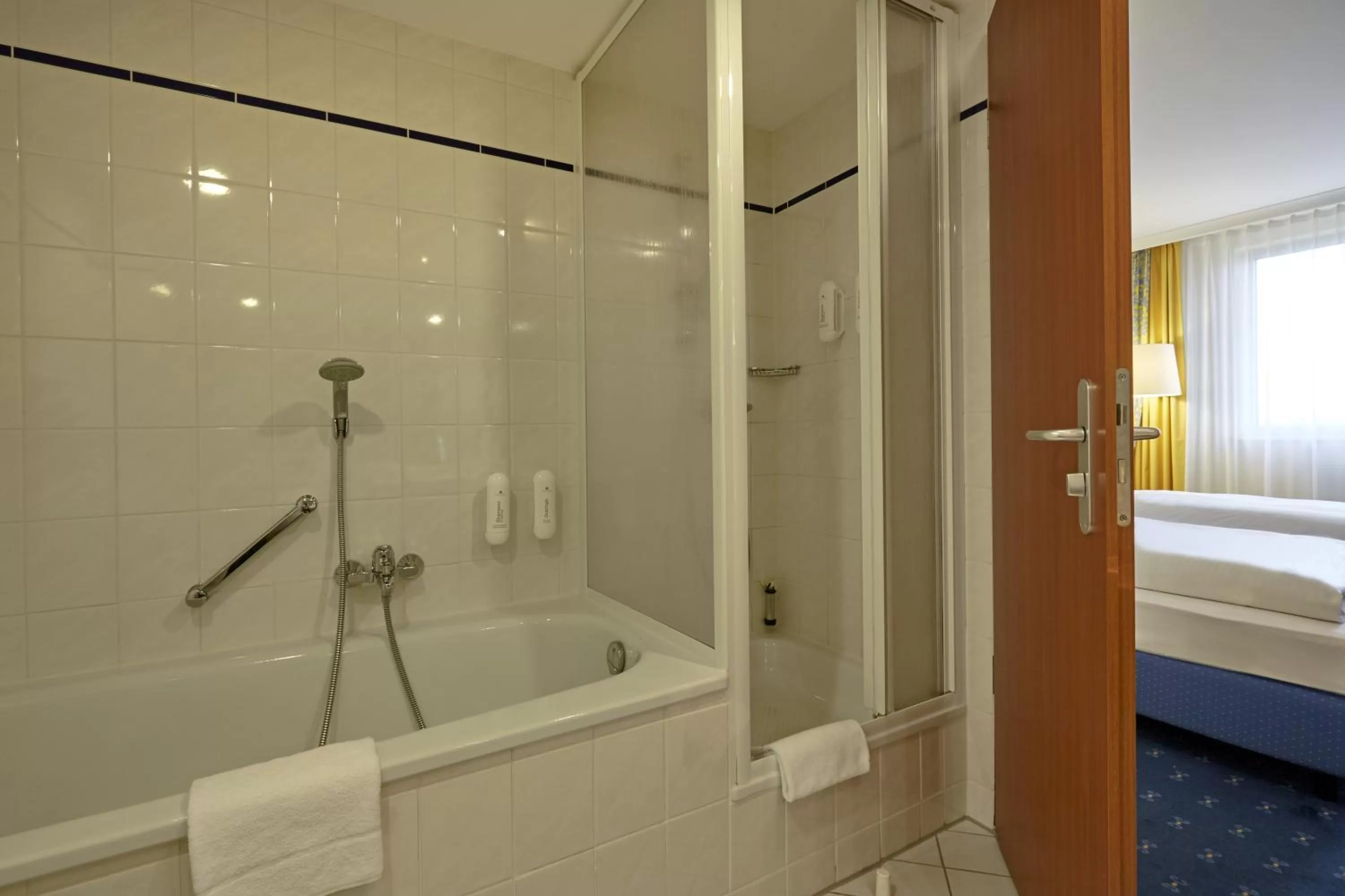 Bathroom in H4 Hotel Kassel City, Trademark Collection by Wyndham