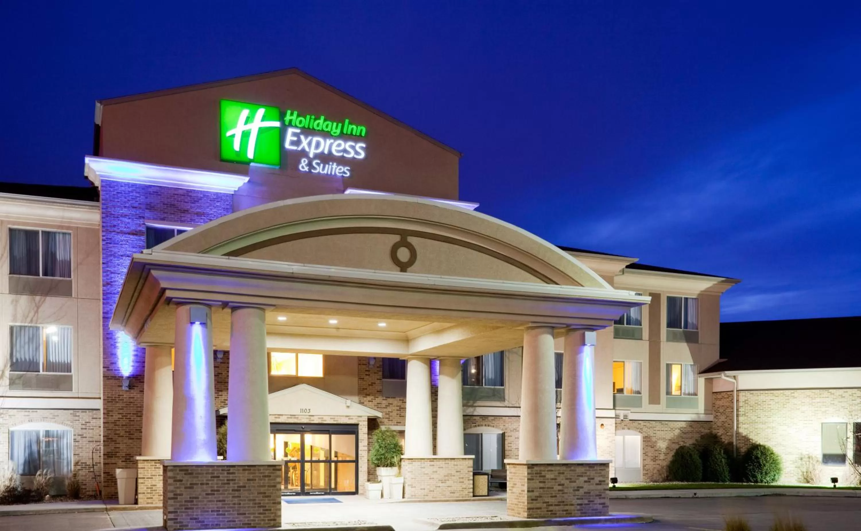 Property building in Holiday Inn Express Hotel & Suites Sioux Falls-Brandon by IHG