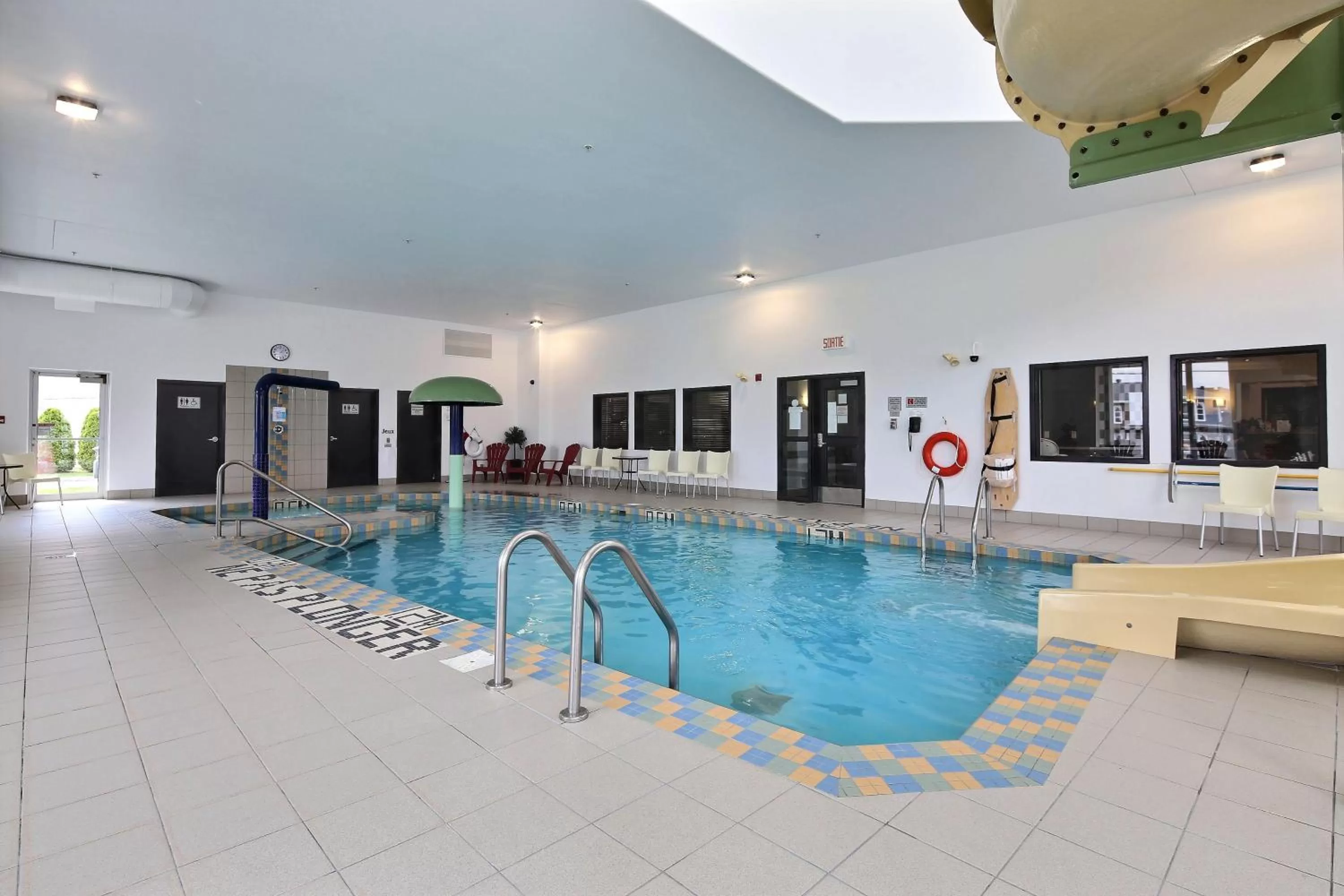 Swimming pool in Super 8 by Wyndham Quebec City