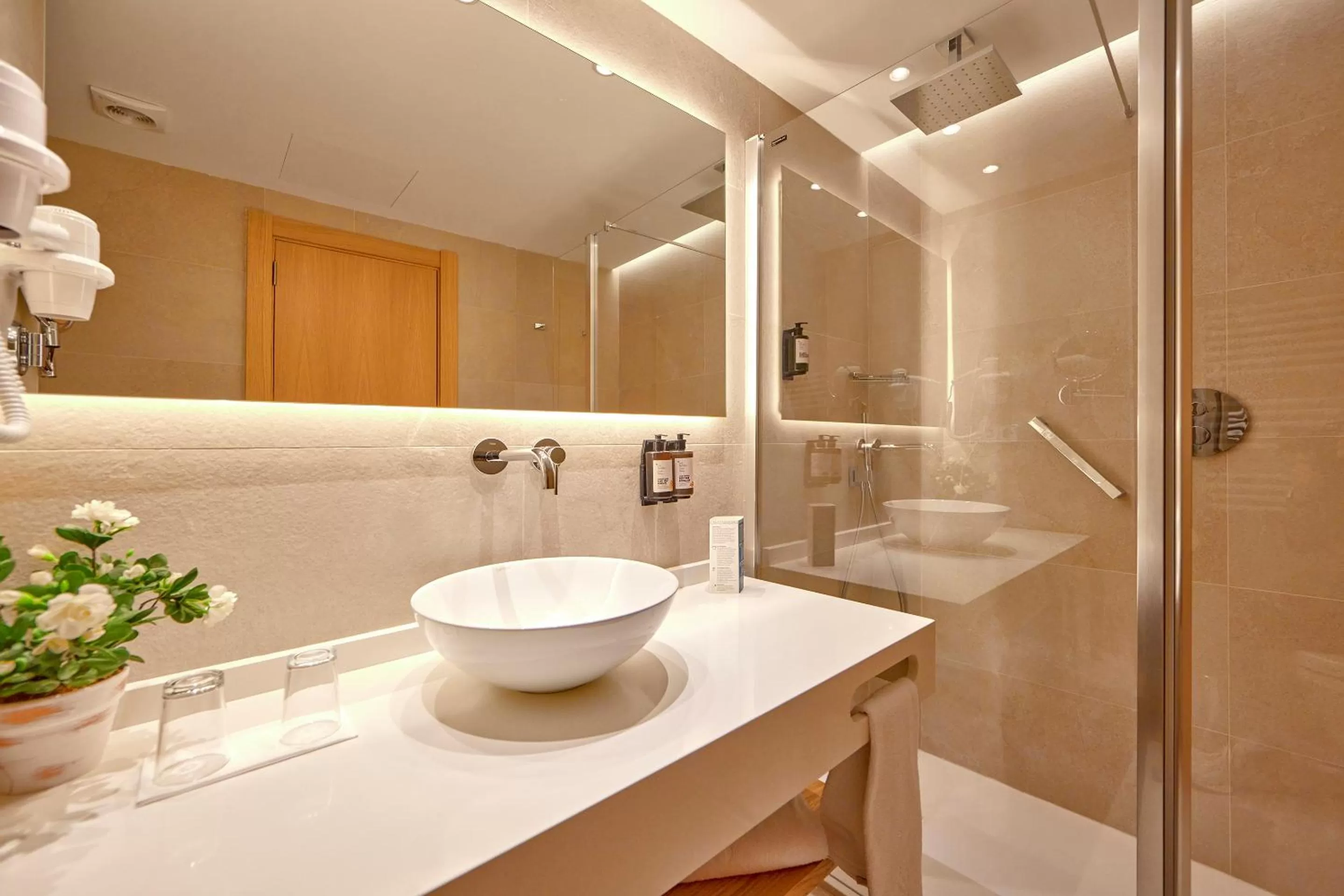 Shower in Universal Hotel Lido Park & Spa