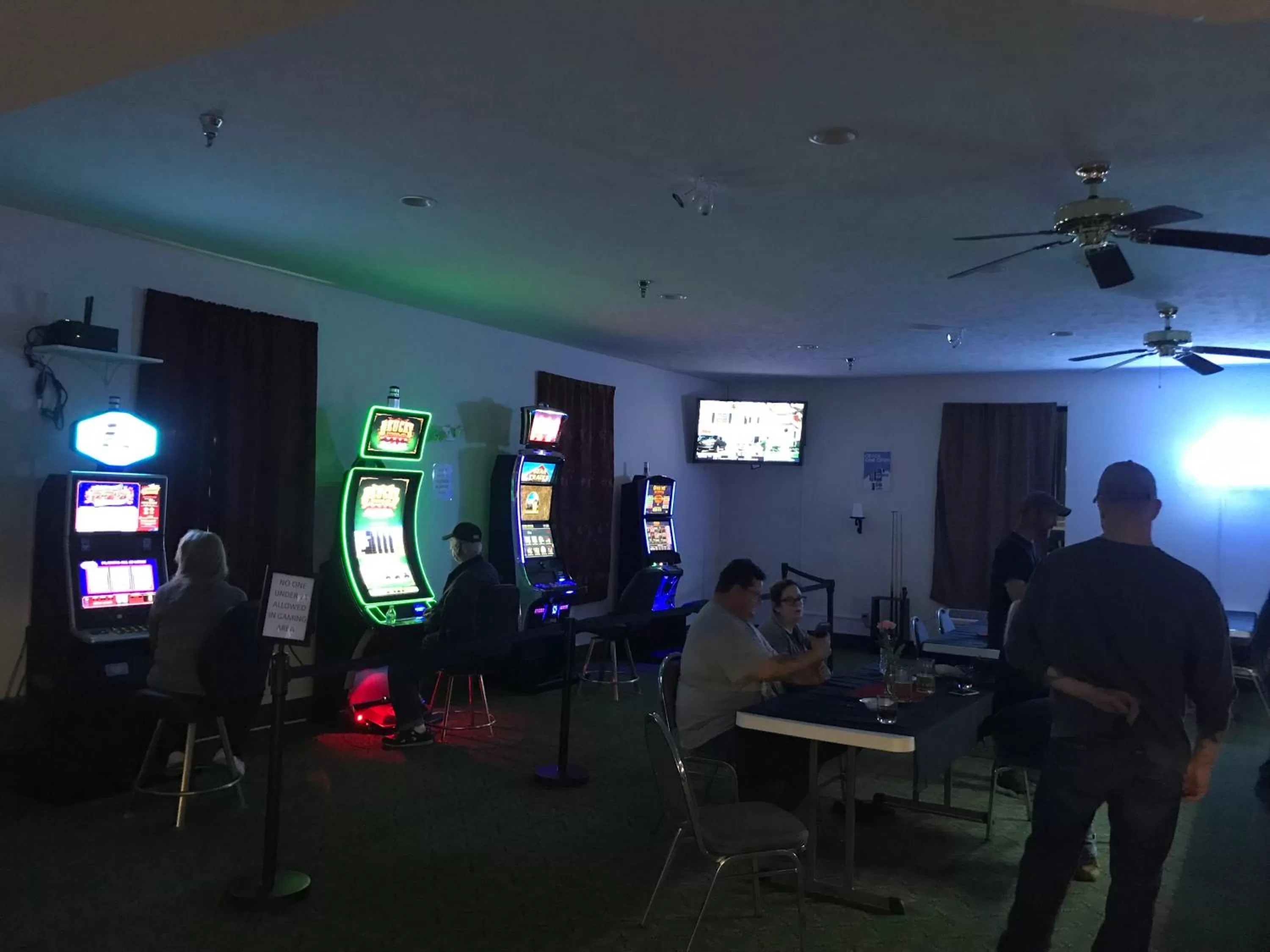 People in Americas Best Value Inn Pinckneyville