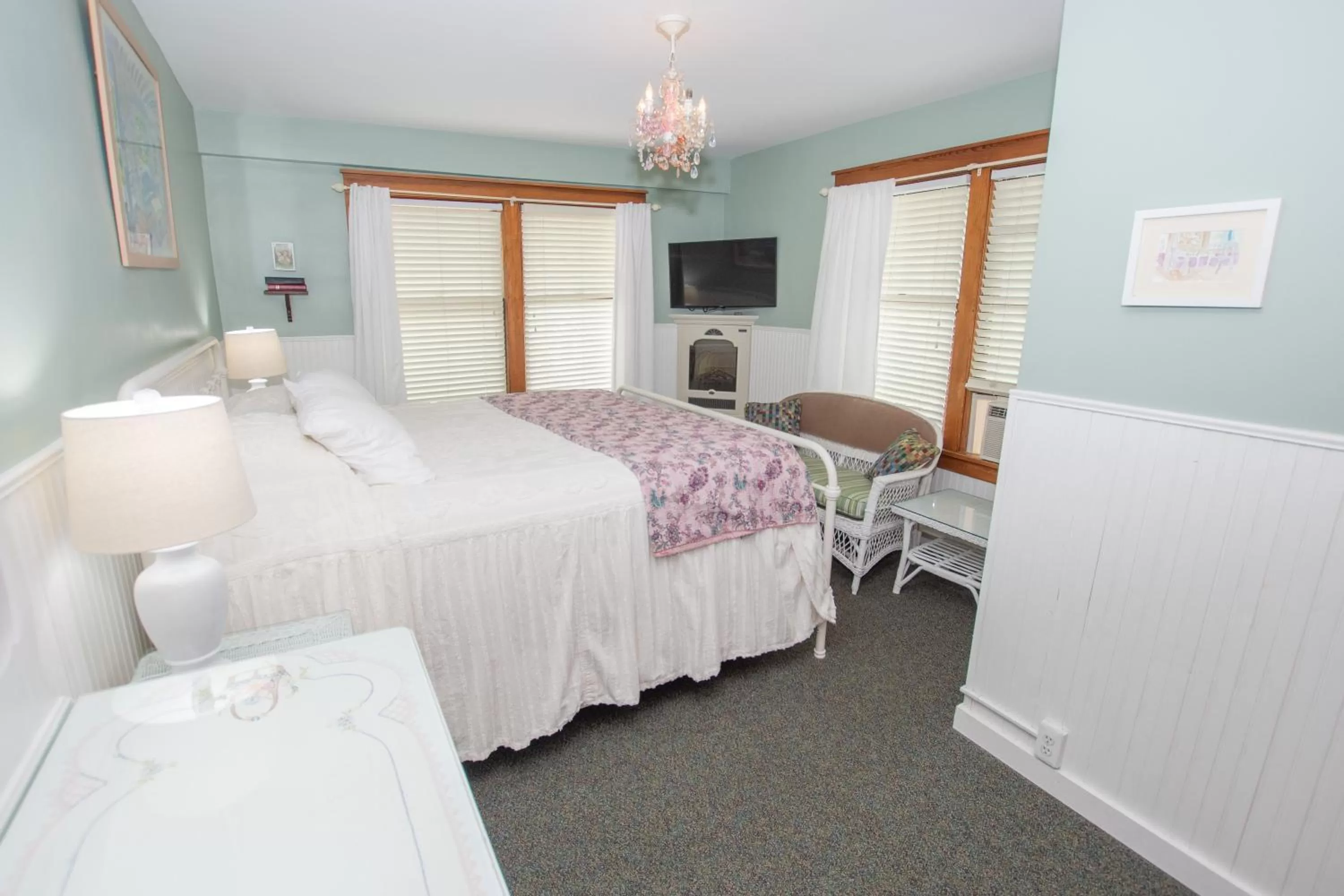 Bed in Terrace Inn and 1911 Restaurant