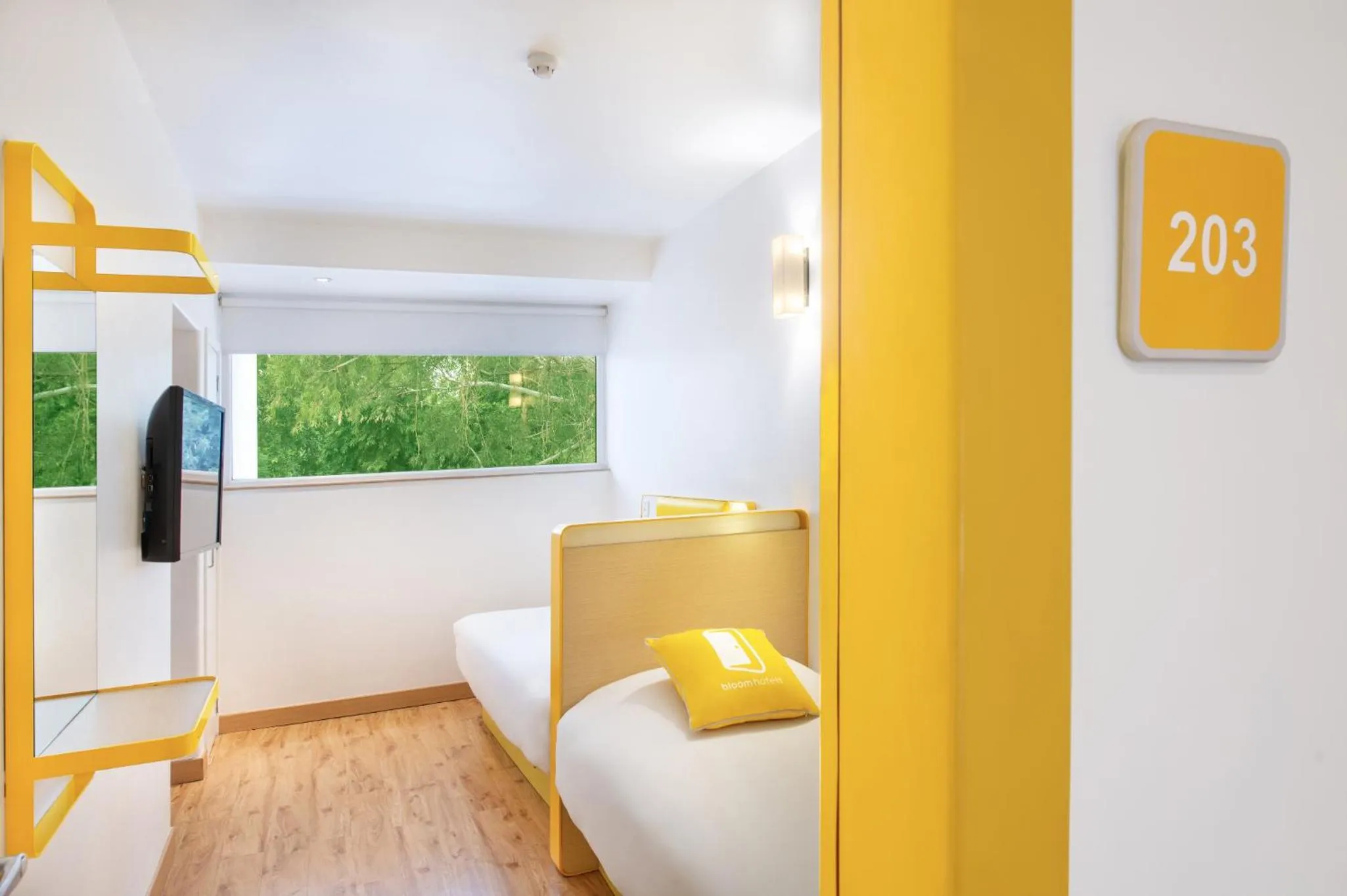 Photo of the whole room, Bed in bloomrooms @ Janpath