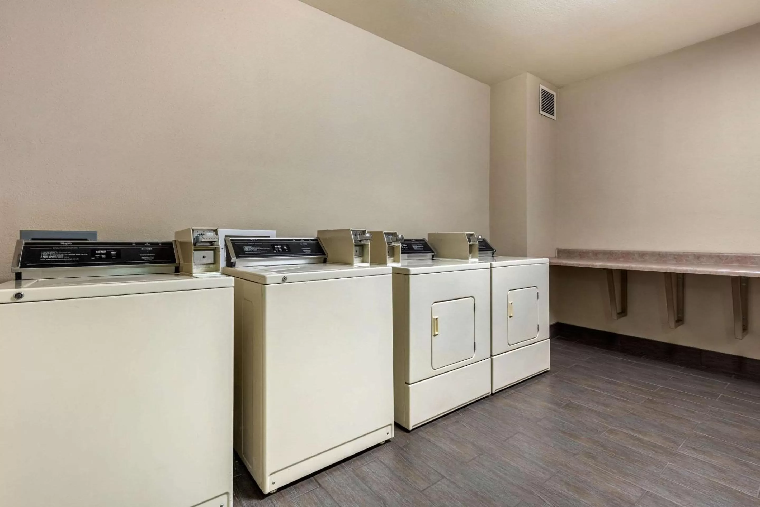 laundry in Comfort Suites near Route 66