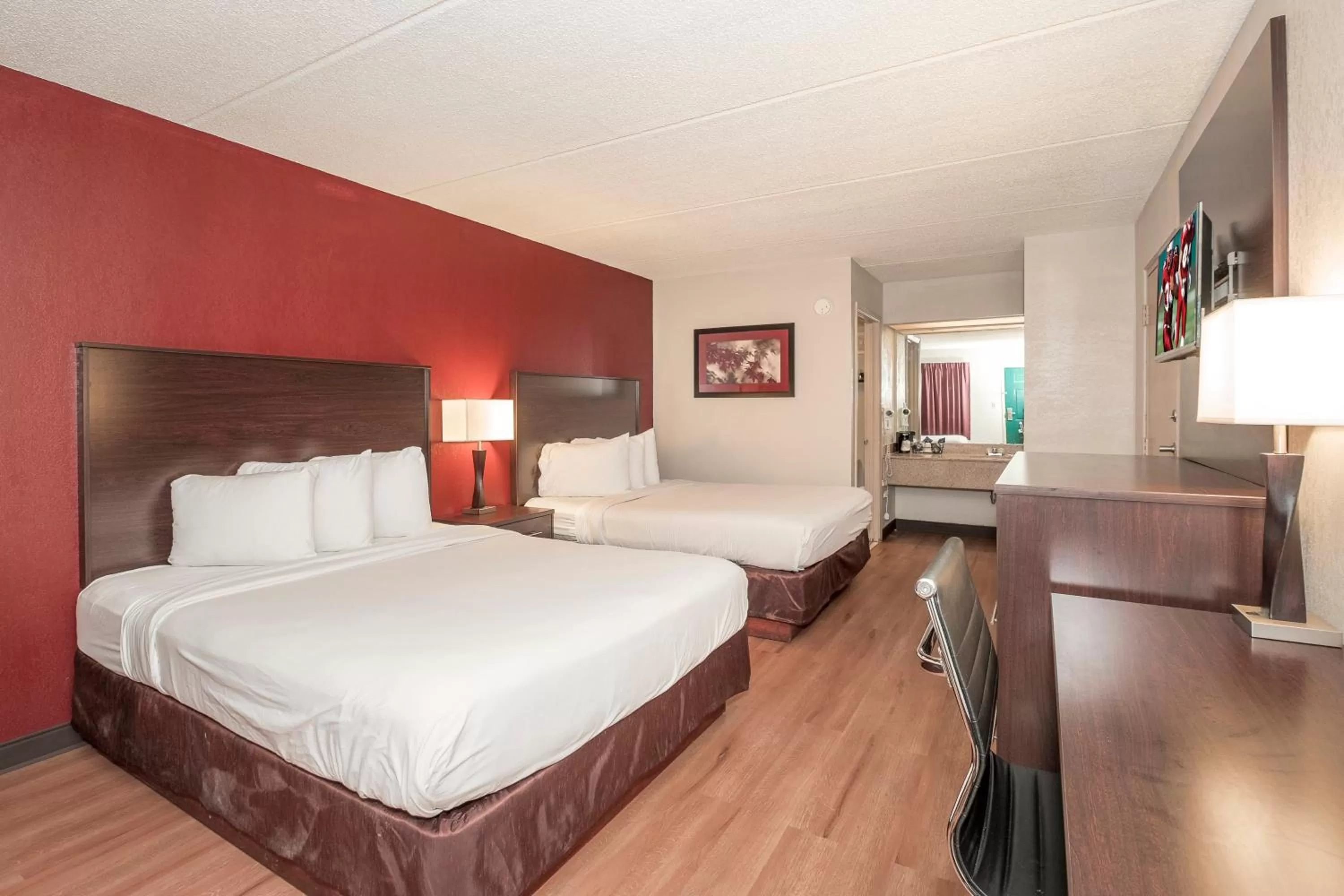 Photo of the whole room, Bed in Red Roof Inn Mobile North – Saraland