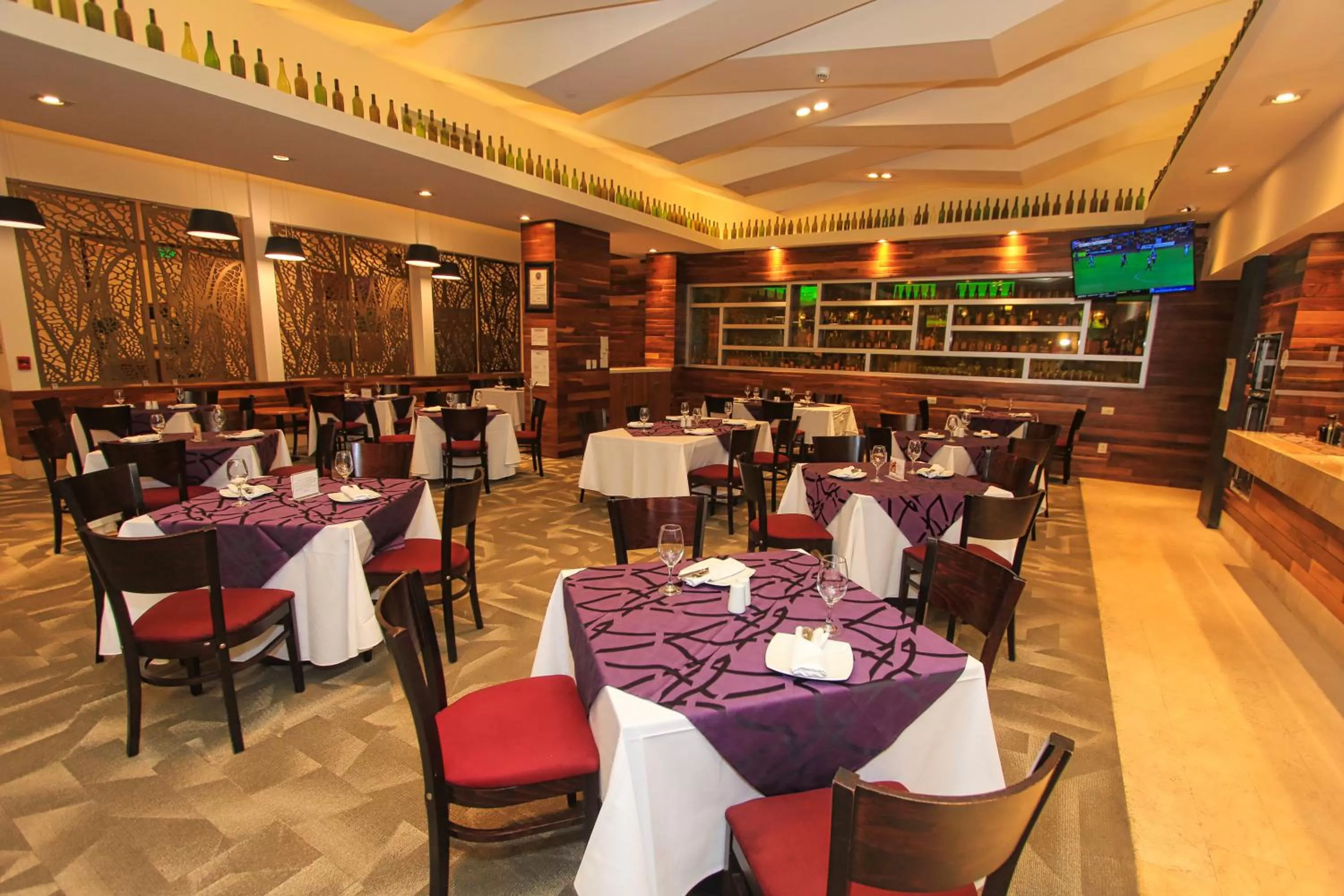 Restaurant/places to eat in Holiday Inn & Suites Plaza Mayor by IHG