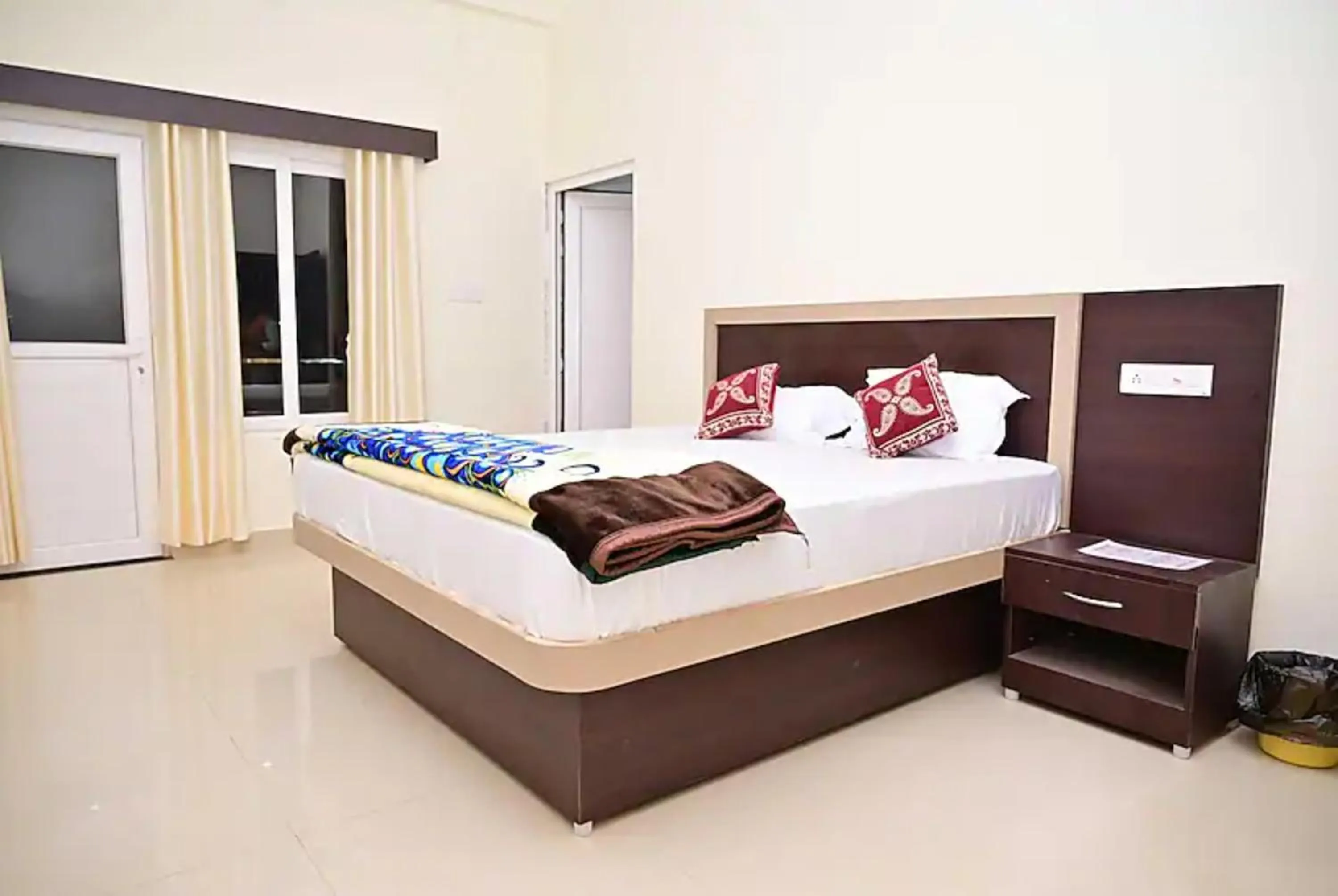 Bed in Goroomgo Nath Palace Varanasi