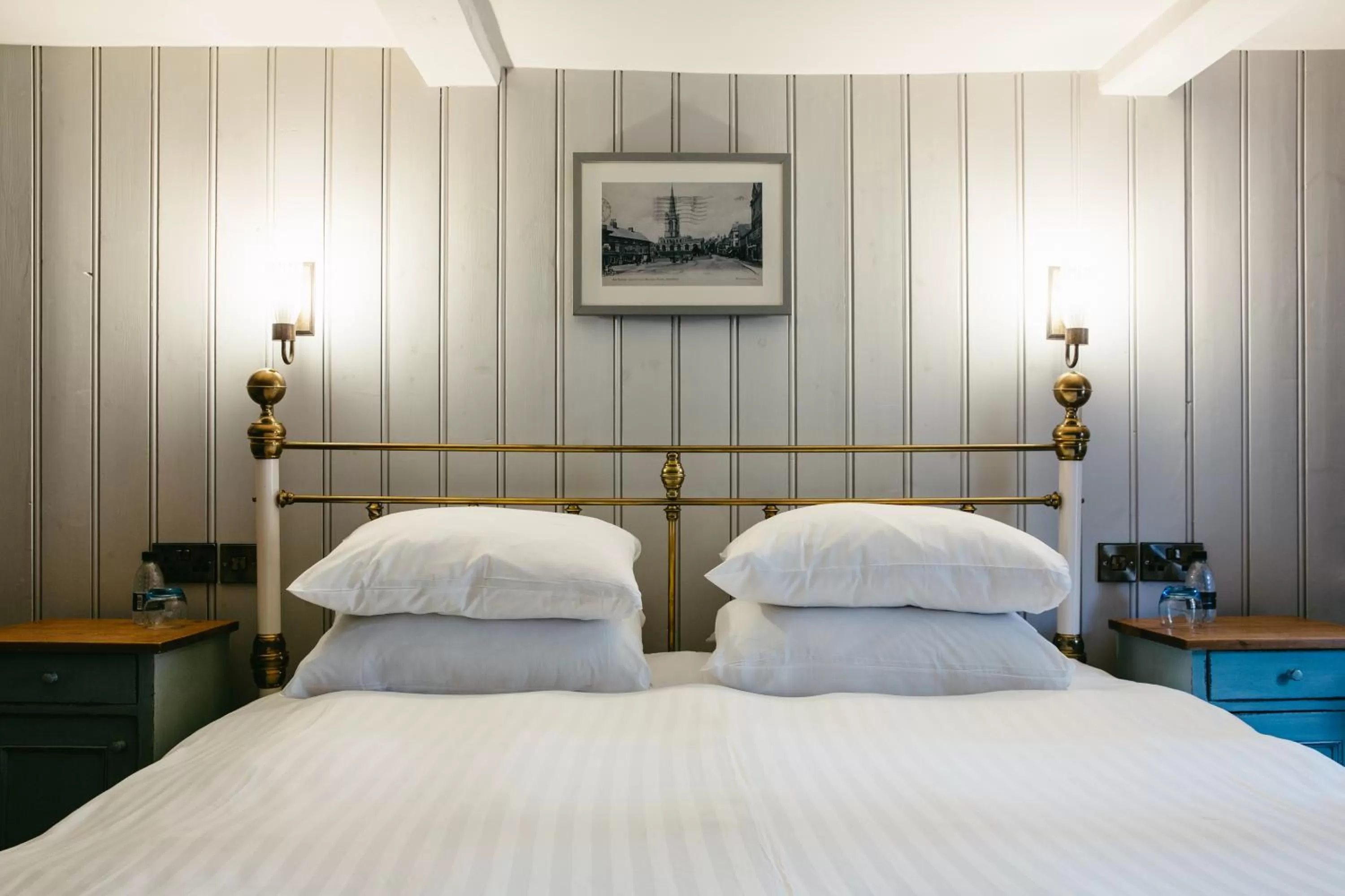 Bedroom, Bed in Crown Hotel