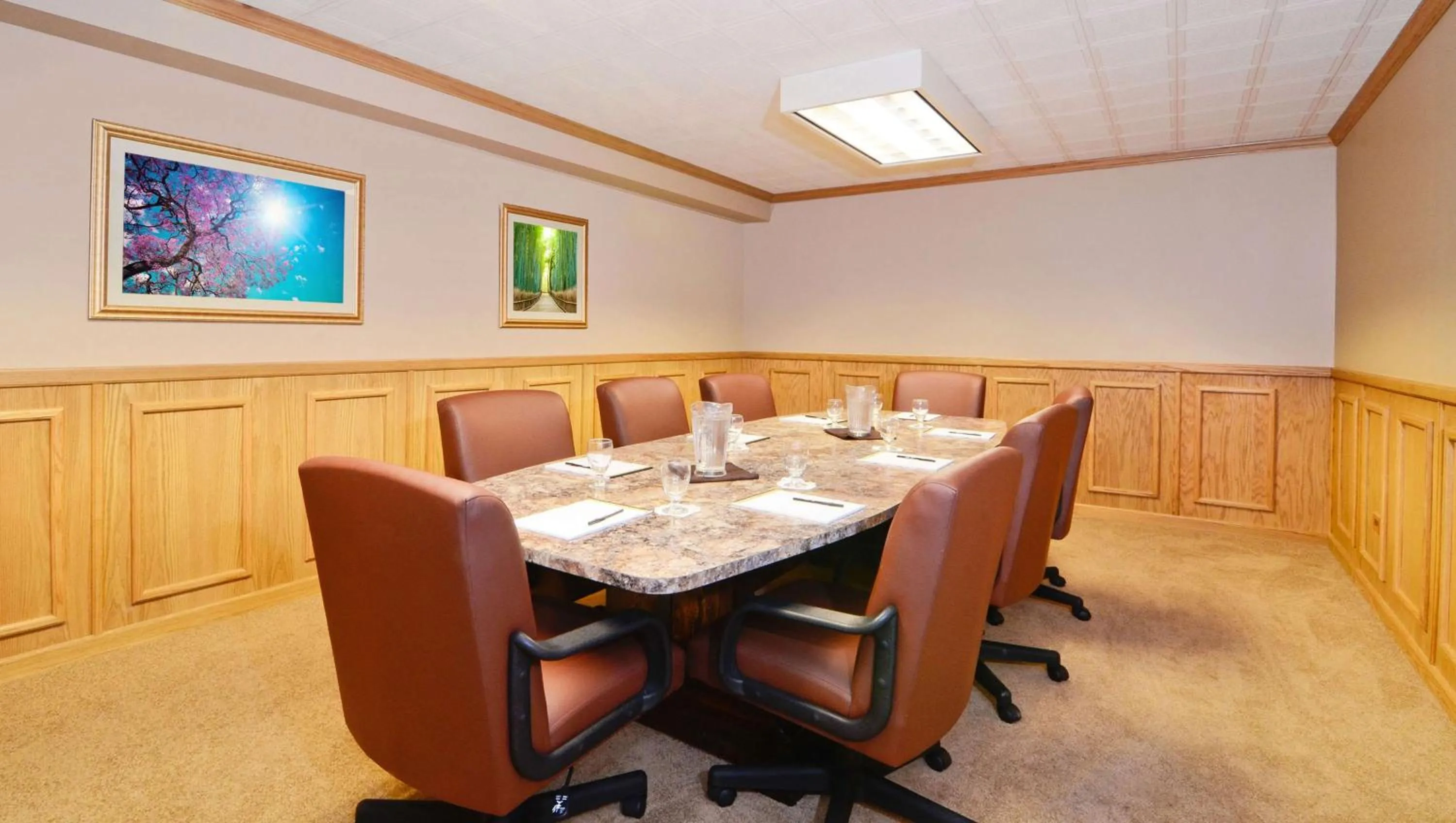 Meeting/conference room in Magnuson Grand Pioneer Inn and Suites