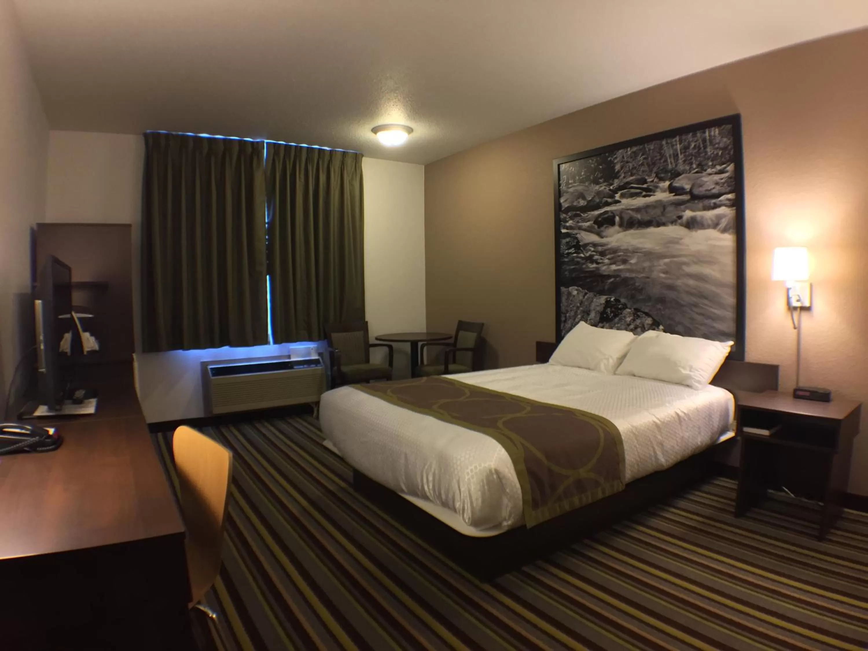 Photo of the whole room, Bed in Super 8 by Wyndham Kenora
