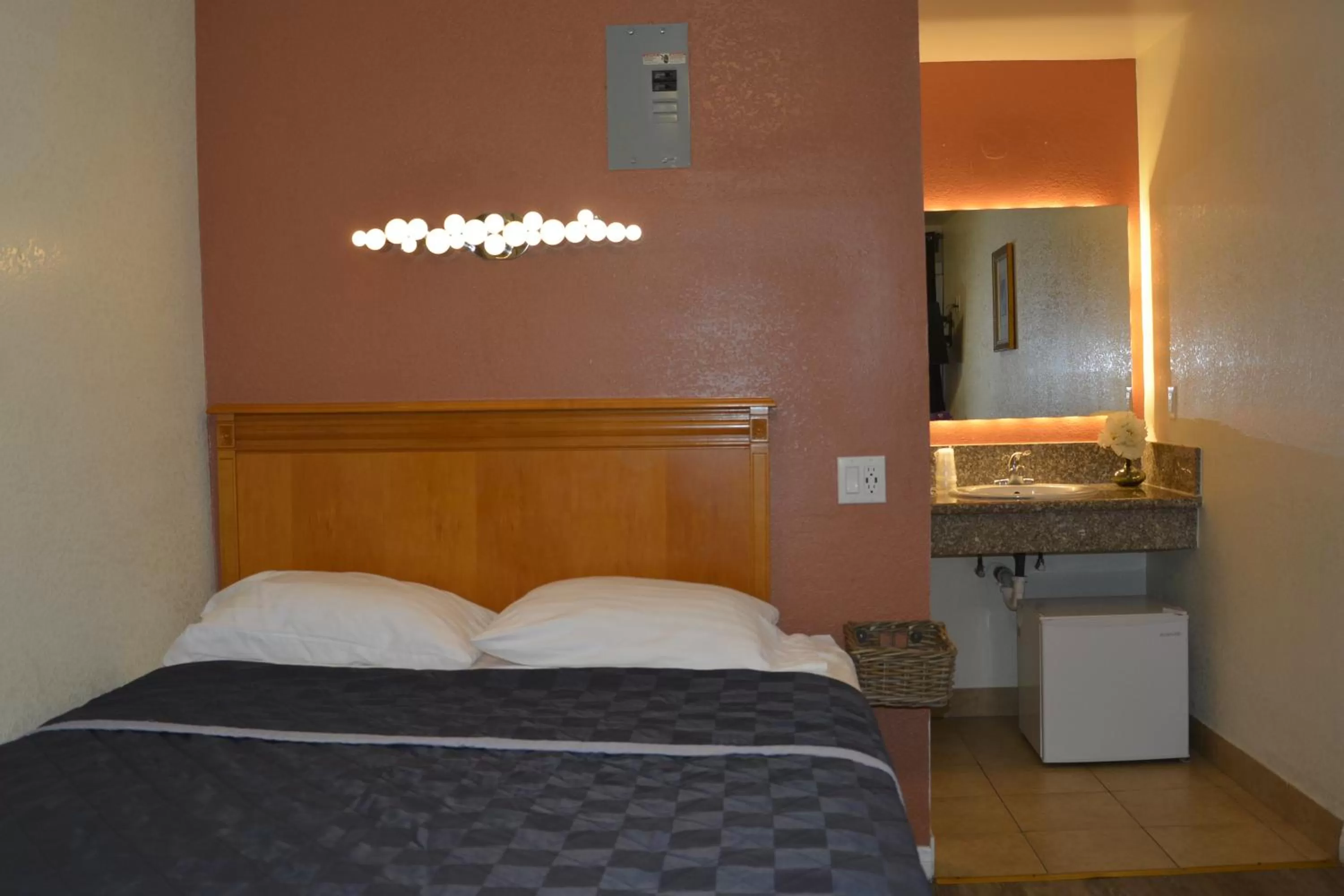 Bed in Lincoln Park Motel