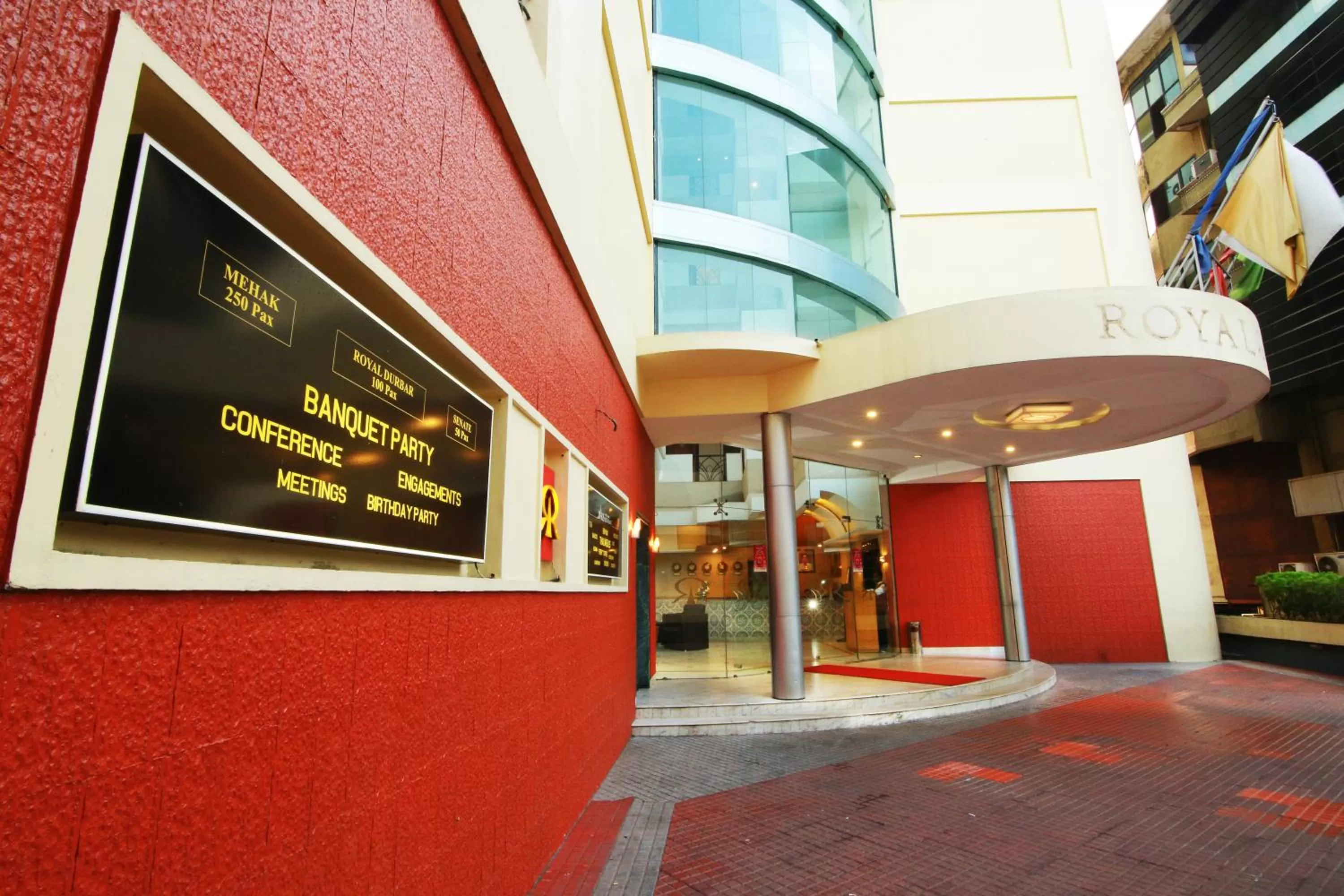 Facade/entrance in Royal Omars