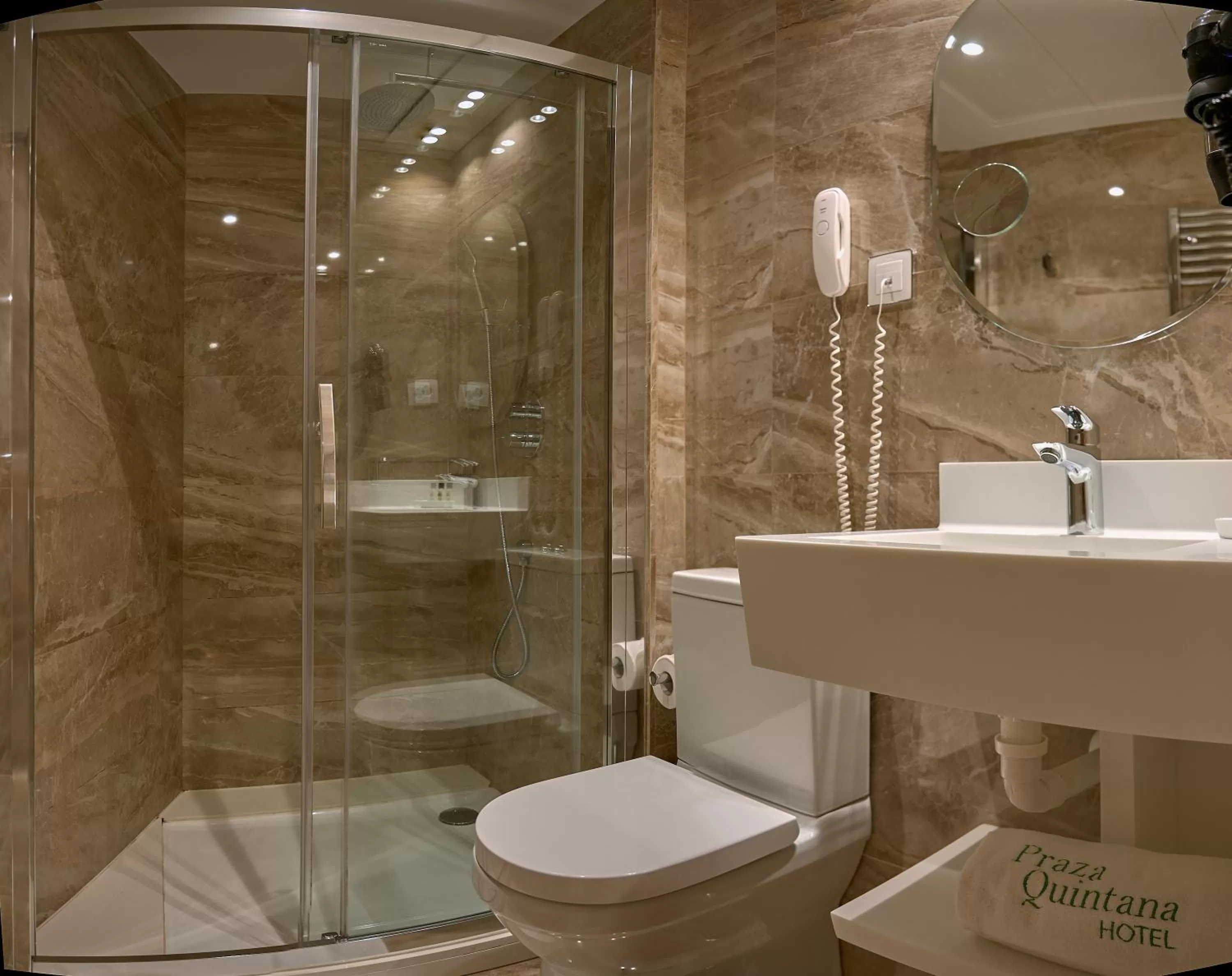 Shower in Hotel Praza Quintana