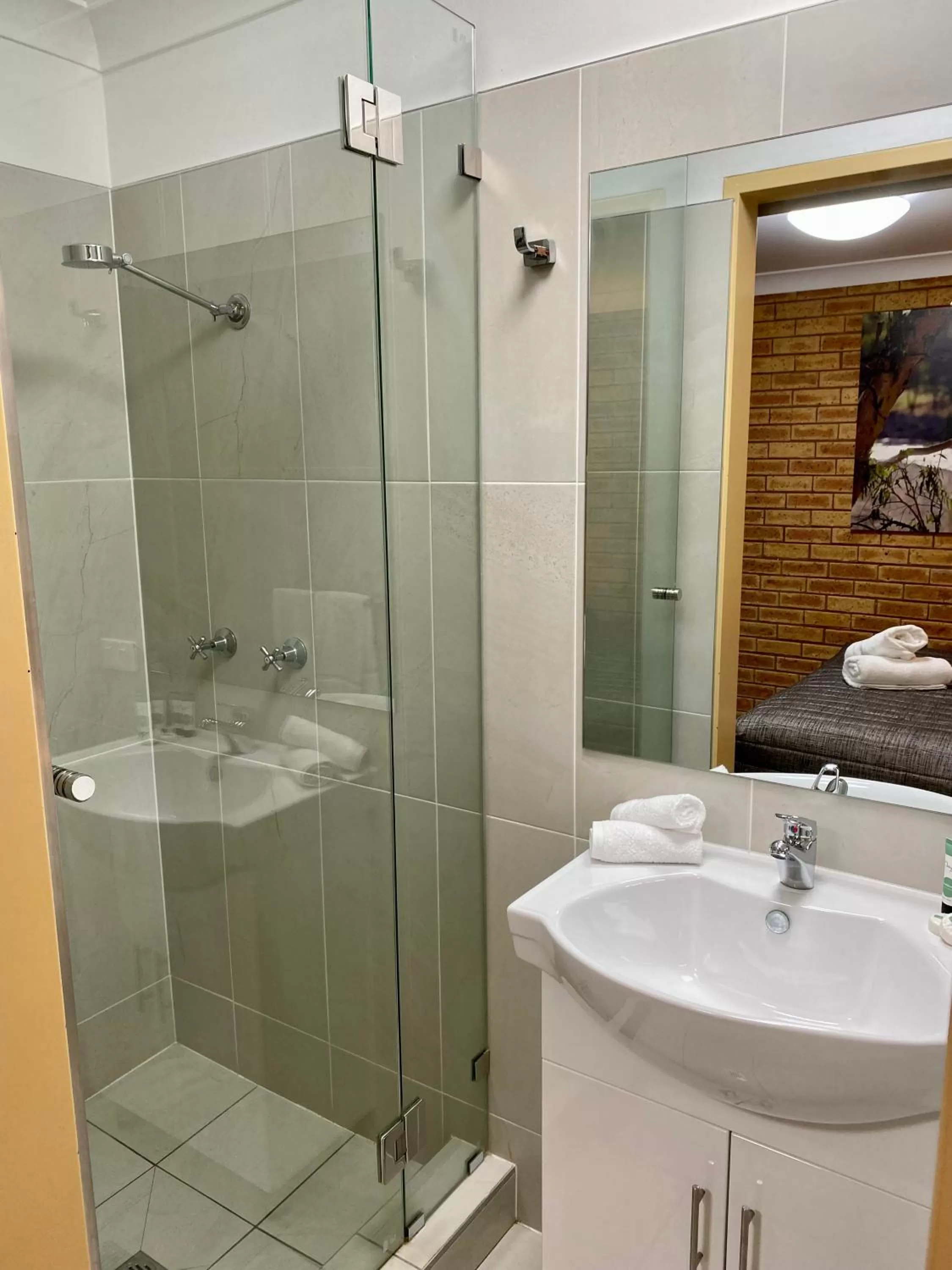 Bathroom in Tallarook Motor Inn