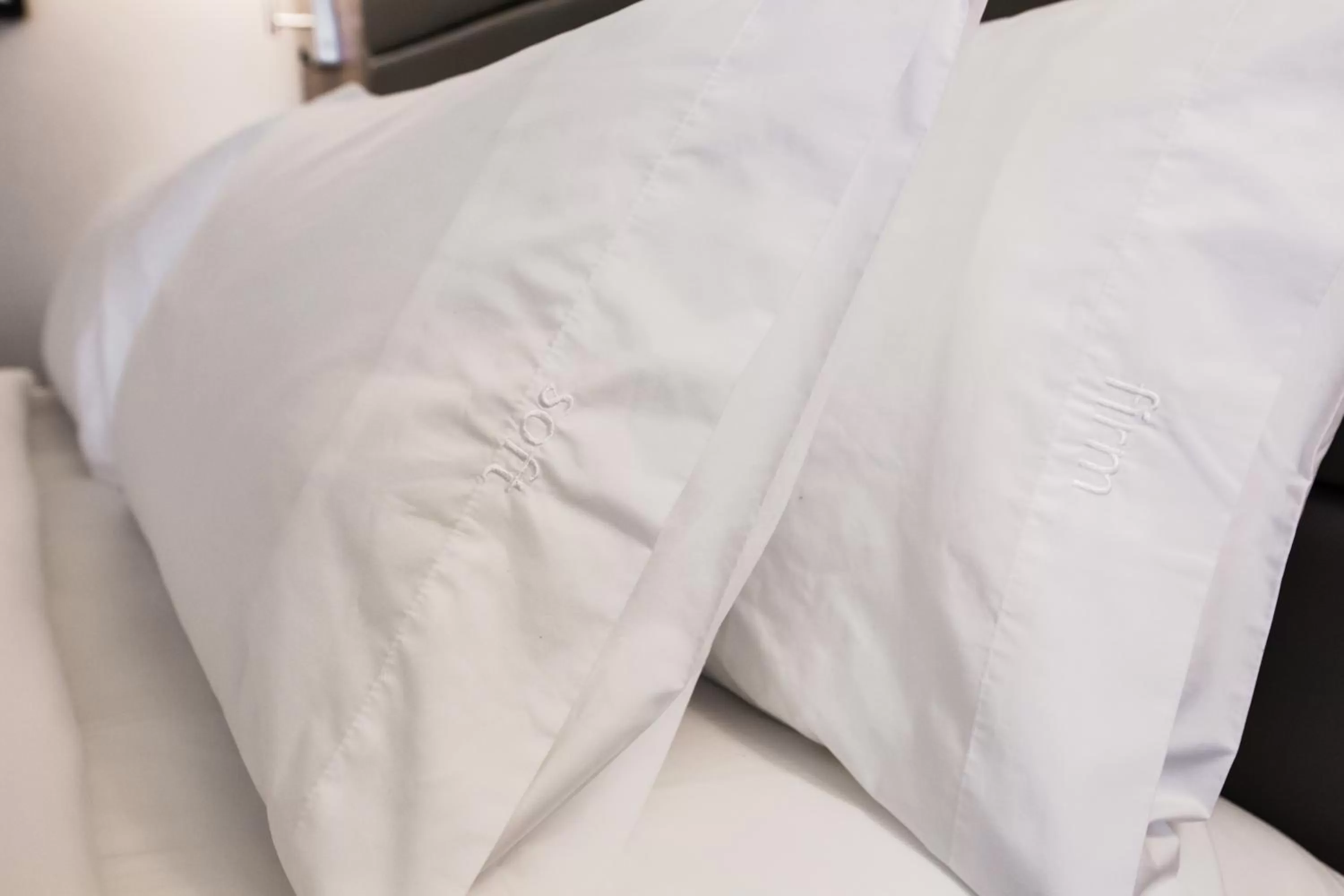 Bed in Holiday Inn Hotel & Suites Calgary South - Conference Ctr by IHG