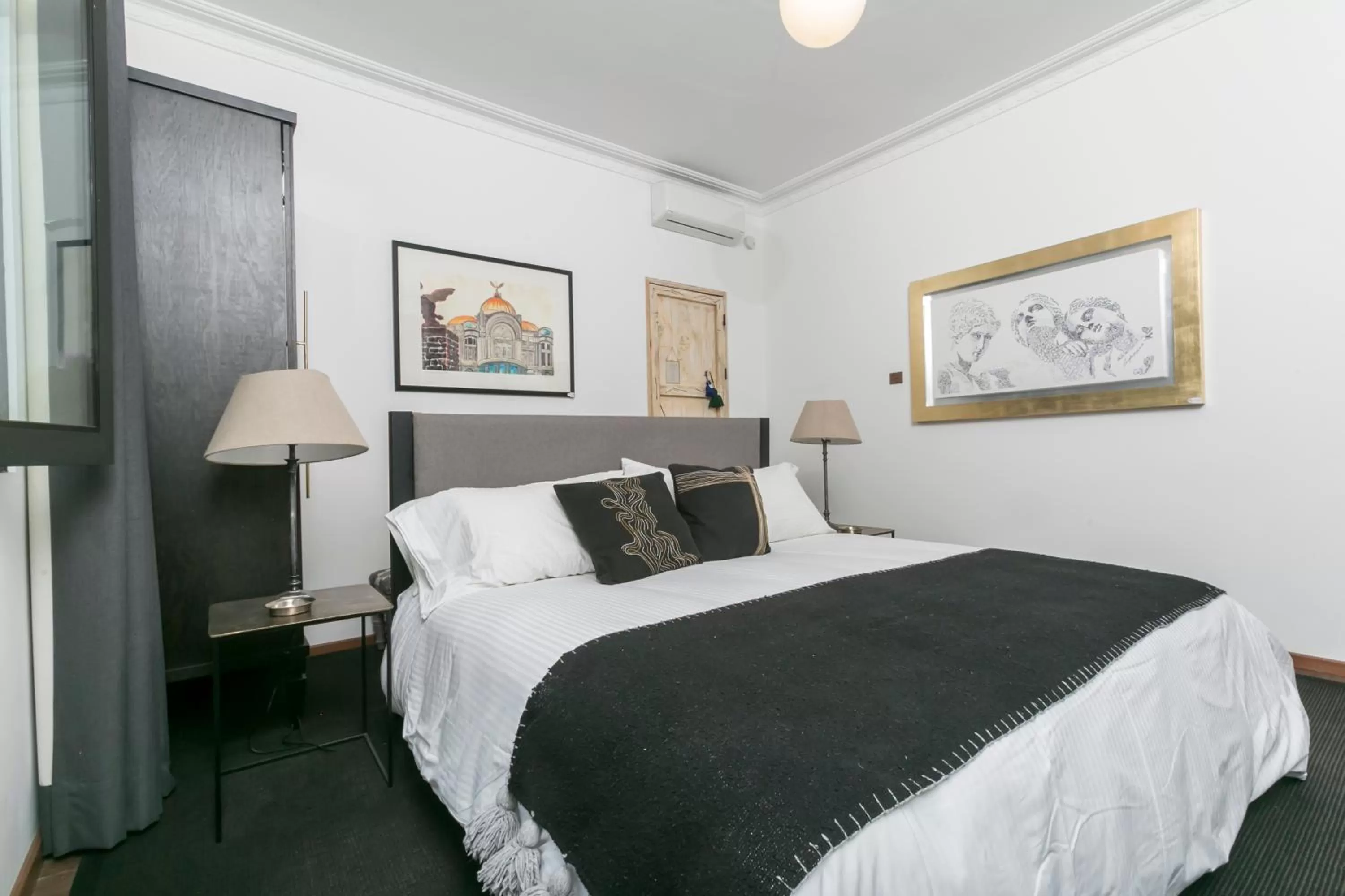 Photo of the whole room, Bed in Orchid House Mexico City